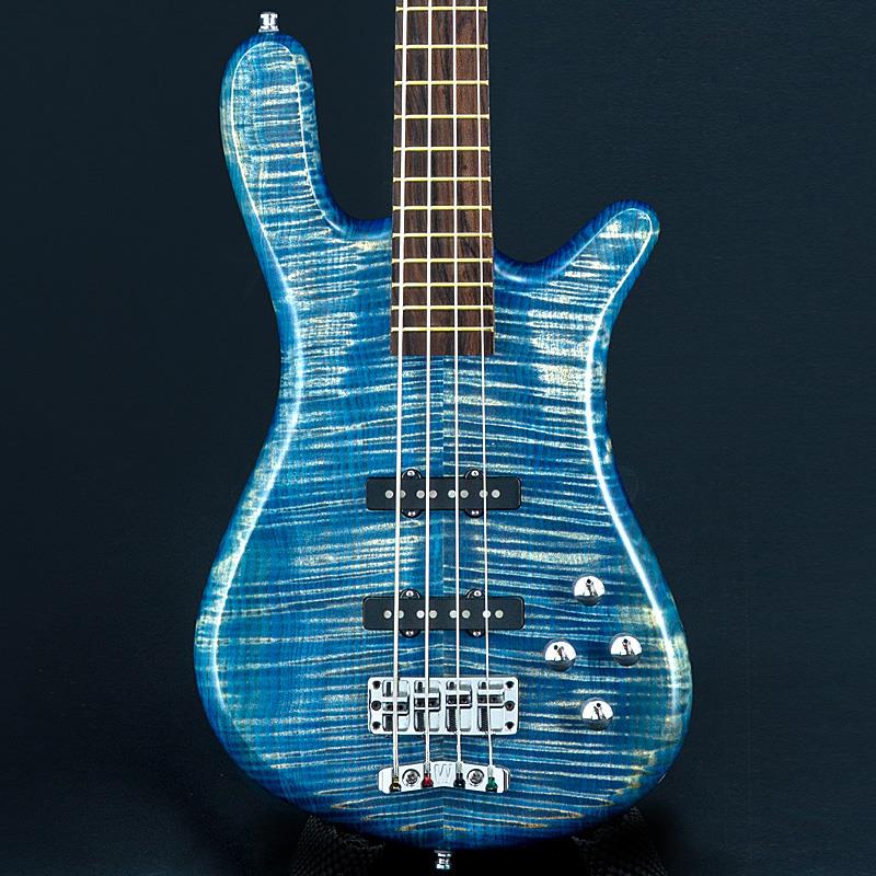 楽器種別：ユーズドWarwick/Streamer 商品一覧＞＞Warwick/ユーズド 商品一覧＞＞ベース【315，000円〜590，000円】 商品一覧＞＞エレキベース/小型ボディ・多フレット/Warwick 商品一覧＞＞当店のベースは、出荷前に専門スタッフが検品・調整しているので安心です！Warwick USED 中古 Custom Shop Streamer LX 4st 2015 LTD (Bleached Ocean Blue Transparent Satin)商品説明2015年限定仕様モデルのCustom Shop Streamer LX！人気のストリーマー・シリーズのスタイルはそのままに、ボルトオン仕様とすることによりコスト・パフォーマンスに長けたモデルとなるLXモデル。豪華なフレイム・メイプルをボディ材に使用し、サウンド、ルックスともにワーウィックらしさを強く打ち出した人気モデルです。コチラは2015年限定仕様として小数生産された限定モデルとなります。ボディ材には通常のLXよりグレードの高い厳選されたAAAAフレイム・メイプル・トップに加え、バックにはアッシュを採用、アタックと太さのバランスの取れたサウンドが特徴です。指板材には個性的な動きのある杢目と立ち上がりの良いサウンドを併せ持つジリコテを採用、ブリーチ・オーシャン・ブルーフィニッシュをマッチングヘッドで仕上げることにより、ワーウィックらしいウッドマテリアルの質感や個性を活かした仕様へと仕上がっています。ピックアップも通常のアクティブタイプとは異なり、CVモデル等で使用されるパッシブタイプをJJ配置で採用、よりニュアンスを活かしたダイナミックレンジの広いサウンドとなっています。もちろん通常のアクティブサーキットも内蔵しているので、効きの良いEQによる多彩なサウンドメイクも可能です。へヴィ・ロック/ロック系に使用される事が多いワーウィックですが、元々はヨーロッパではスタジオ・ミュージシャンが挙って使用していた事からも伺えるように、実は幅広いフィールドで活躍できるハイクオリティな楽器です。煌びやかなハイから、主張の強いミドル、地を這うようなローエンドまで、しっかりとした存在感を示したいベーシストにオススメの一本です。マットな質感が際立つブリーチドオーシャンブルーフィニッシュとAAAAフレイムメイプルのボディ&マッチングヘッド仕様による豪華なルックスが目を惹きつける、限定モデルらしい華やかな一本です。細かな擦り傷や軽い打痕がございますが、比較的キレイなコンディションです。トラスロッドの余裕はあり、ネックコンディションも大きなクセは無く良好です。Weight≒3.82kgイケベカテゴリ_ベース_エレキベース_小型ボディ・多フレット_Warwick_Streamer_ユーズド SW_Warwick_ユーズド JAN:2500030903596 登録日:2026/07/22 エレキベース ワーウィック ストリーマー