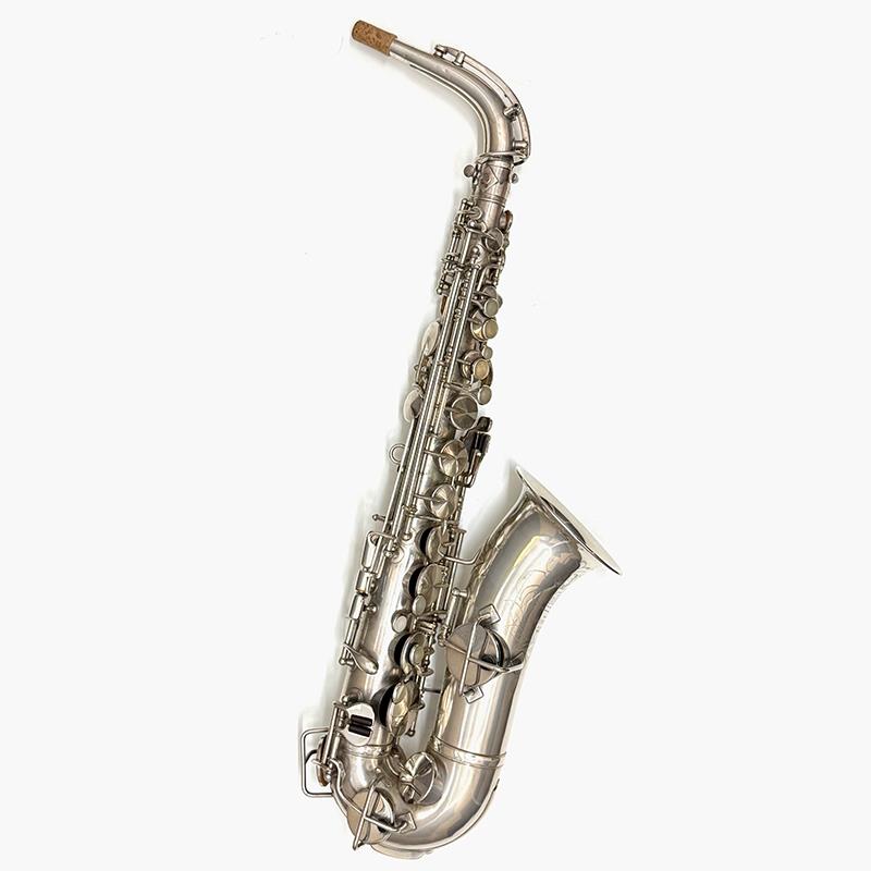 楽器種別：ヴィンテージKING/ユーズド 商品一覧＞＞管楽器・吹奏楽器【55，000円〜105，000円】 商品一覧＞＞サックス/アルトサックス/KING 商品一覧＞＞サックス買うなら、当店で！専門のスタッフが丁寧に検品・調整しているので安心です！KING VINTAGE アルトサックス 1929's Voll-True S/N 123xx6 【現状販売、保証無し】商品説明【こちらの楽器はアフターサービス無しの現状お渡しとなります。】1929年製 King Voll-True 銀メッキ仕上げ/インナーベル金メッキ仕上げ表面状態：オリジナルプレート約97%残存（インナーベルの金メッキは約20%残存）管体コンディション：★★★☆パッドコンディション：★★★ケースコンディション：★☆(★5点満点、★：1 ☆：0.5)Kingのヴィンテージサックス入荷しました！状態としましては、ネックに凹みや歪みの修正痕が見られ、インナーベルの金メッキは摩耗で殆ど無くなっている状態ですが、銀メッキはほぼ残存しており、インナーベルの一部、キーガードの角にそれぞれ摩耗が見られる程度です。100年近く前の楽器という事を考えますと良好なコンディションと言えるのではないでしょうか。アフターサービス無し、現状お渡しとなりますが、問題無く演奏可能な状態です。付属ケース：他社製ハードケース付属付属品：無しイケベカテゴリ_管楽器・吹奏楽器_サックス_アルトサックス_KING_ユーズド SW_KING_ユーズド JAN:2500230892768 登録日:2026/10/09 サックス アルトサックス キング
