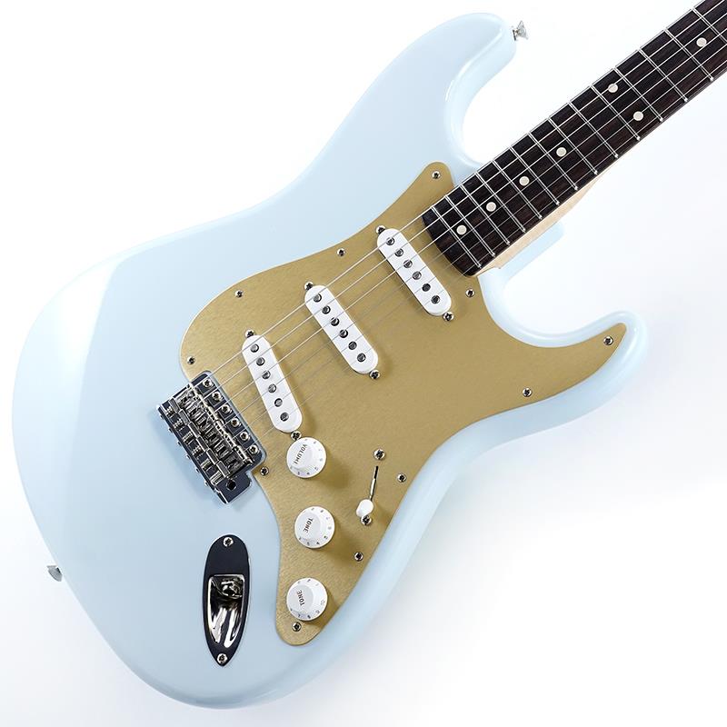楽器種別：新品Fender Custom Shop/Custom Built Stratocaster 商品一覧＞＞Fender Custom Shop/新品 商品一覧＞＞エレキギター【425，000円〜800，000円】 商品一覧＞＞STタイプ/Fender Custom Shop 商品一覧＞＞当店のギターは、出荷前に専門スタッフが検品・調整しているので安心です！Fender Custom Shop 1960 Stratocaster NOS (Sonic Blue) SN.R144445商品説明カスタムショップ製1960ストラトキャスターが入荷！！こちらはスラブ貼りのローズウッド指板期の60年仕様をベースに製作されたカスタムショップ製の一本でございます。基本仕様は伝統的な60年仕様となっておりますが、ボディ・カラーは爽やかさを感じる定番カラー「ソニック・ブルー」で彩られており、組み合わされるピックガードとバックパネルにはアナダイズド・ゴールドがチョイスされることにより、なかなか市場では出回らない特別感を感じるルックスに仕上がっております。アルダーボディ、メイプルネック、ローズ指板といった現代にも引き継がれるストラトキャスターの代表的な仕様を持ち、ストラトキャスターの王道を感じられるサウンドをお楽しみ頂けます。指板はスラブ貼りのローズウッドとなり、1962年中頃以降に仕様変更となるラウンド貼りと比べ指板の厚みがあることにより、よりローズウッドの響きを感じられるサウンドとなることが特徴です。使用されるローズウッド材もカスタムショップにて厳選されたAAAグレードの良質なローズウッドが使用されており、カスタムショップだからこその拘りが感じられます。ネックシェイプはこの年代モデルに代表される定番シェイプ「60s Style Oval C」シェイプ、厚過ぎず薄過ぎずのCシェイプは現代のFenderにおきましては一番オーソドックスと言っても過言ではないシェイプとなっております。フレットサイズはナロートール、指板Rは9.5Rが採用となっており、ヴィンテージのフィーリングと現代的な演奏性のバランスが取れたネックとなっております。フィニッシュはウェザーチェックやダメージなどのエイジング処理が施されていないNOS(New Old Stock)仕上げとなっておりますので、新品の状態から楽器を育てていく過程も含めてお楽しみ頂けることでしょう。ルックス、サウンド共にカスタムショップだからこそ可能とした一本、是非ご検討下さいませ！！Weight≒3.59kgハードケース付属商品詳細Body: Alder 2-PieceNeck: Maple， 60s Style Oval CFingerboard: Flat-Lam AAA Rosewood，9.5 RadiusNut: Bone， 1.650inch (41.91 mm)Frets: 21F， Narrow Tall / 6105Tuners: Fender Vintage-StylePickups: 60s Strat CSPickguard: 61 Strat 11 Hole GLDSwitch: 5-WayControls: Master Volume， Tone 1. (Neck Pickups)， Tone 2. (Middle Pickup)Bridge: Vintage-Style Synchronized TremoloFinish: Nitrocellulose Lacquerイケベカテゴリ_エレキギター_STタイプ_Fender Custom Shop_Custom Built Stratocaster_新品 SW_Fender Custom Shop_新品 JAN:0885978790432 登録日:2025/05/13 エレキギター フェンダー ふぇんだー フェンダーカスタムショップ ストラト ストラトキャスター