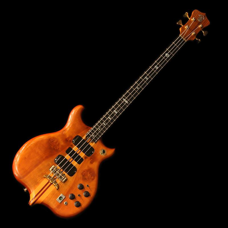 楽器種別：ユーズドALEMBIC/ユーズド 商品一覧＞＞ベース【750，000円〜1，395，000円】 商品一覧＞＞エレキベース/小型ボディ・多フレット/ALEMBIC 商品一覧＞＞当店のベースは、出荷前に専門スタッフが検品・調整しているので安心です！ALEMBIC USED 中古 Series I / LSB4 '77商品説明1977年製ヴィンテージ・アレンビック！PLEKその他、メンテナンス済みの良個体です。古いアレンビックならではのハイファイ感が何とも味わい深い、ヴィンテージ・アクティヴベース。ロングスケールの本器LSBは、張りのあるテンション感と大きなセミホロウボディが生み出す豊かなレゾナンス、そしてオリジナルのSeries I サーキットによるワイドレンジかつクリアでパワフルなサウンドが相まって、唯一無二の存在感を放ちます。出力はフォン・ジャックも使用可能（※1）ですが、±15〜20Vを供給するDS-5パワーサプライを経由することで得られる、重厚かつ高解像度のサウンドは、まさに同社の「Series I (PF-6)」サーキットの醍醐味といえます。※1: ベース本体のフォン・ジャックに通常のシールドコード（モノラル）を接続した場合、フロントPUのみの出力となります。当店入荷後にPLEKでフレットのすり合わせと、ナットと、ブリッジ可動部のメンテナンスを行い、プレイアビリティ良好なコンディションとなっています。トラスロッドの効き幅も現状問題なく、ネックコンディション、電装系もすべて問題ありません。古い楽器ゆえ、ボディ、ネックに傷や打痕が散見されますが、いずれも比較的軽いもので、年式を考慮するとかなり綺麗な外観といって良いでしょう。オリジナルのDS-5パワーサプライと5ピン・ケーブルが付属。オリジナル・ハードケースも付属しますが、ダメージが酷く、両側のラッチも壊れているため、楽器の運搬には適しません。MONOのギグケース（同じく中古品）に入れて発送させていただきます。※ハードケースがご不要の場合は、当店で処分させていただきますので、ご注文前にお申し出ください。貴重なヴィンテージ・アレンビック。お見逃しなく！！＜付属品＞オリジナル・ハードケース、MONO ギグケース、専用パワーサプライ(DS-5)、5 PIN ケーブルScale: 34 inchWeight: ≒5.0kgイケベカテゴリ_ベース_エレキベース_小型ボディ・多フレット_ALEMBIC_ユーズド SW_ALEMBIC_ユーズド JAN:2500030895327 登録日:2026/08/04 エレキベース アレンビック アレムビック