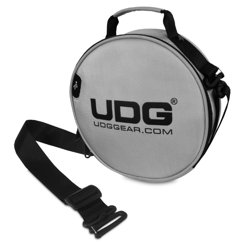 楽器種別：新品UDG/新品 商品一覧＞＞DJ機器【5，000円〜10，000円】 商品一覧＞＞DJ用ケース・バッグ/UDG 商品一覧＞＞DJ関連機器担当部門 Power DJ'sは1998年開店　渋谷発・国内最大級のDJ機材専門フロアです。UDG U9950SL ヘッドフォンバッグ 【シルバー】【台数限定モデル】(ユーディージー)商品説明★ヘッドホンやDJアクセサリーの持ち運びに対応するキャリングケース★※こちらの商品は製作工程上、本体にやむを得ず汚れ、スリキズ、箱ダメージなど発生する場合がございますが、使用の際には影響ございません。あらかじめご了承下さい。---UDG U9950ヘッドフォンバッグは、ヘッドフォンを運ぶための上質なバリスティックナイロン製バッグです。ヘッドフォンはもちろん、USBメモリースティック、SDカード、外付けハードディスク、携帯電話、ケーブル、名刺、クレジットカードなどあらゆるアクセサリが収納可能。22cm四方のコンパクトサイズに、長さ調整可能なショルダーストラップが付属していますので、ヘッドホンを入れずに、財布・スマホ・モバイルバッテリーといった身の回り品だけを入れて、単体のショルダーバッグとしてもご利用いただけます。DJに限らず、音楽制作者・配信クリエイターなど、機材を運ばないシーンでも幅広く使えるモデルです。お気に入りのヘッドホンを毎日持ち歩きたい音楽リスナーの方にも、外出先で傷や型崩れを防ぎつつスマートに持ち運べる1点となっています。ヘッドホン用ケースを探している方はもちろん、コンパクトなショルダーバッグを探している方にもおすすめです。UDG DIGI ヘッドフォンバッグは、USBメモリなどポータブルデバイスも持ち歩く現代のDJに最適です。■収納対応機種Pioneer DJ HDJ-X10 / HDJ-X7 / HDJ-X5 / HDJ-CUE1 / HDJ-CUE1BT / HDJ-2000MK2Sennheiser HD 25 / HD 25 PlusAIAIAI TMA-2 DJ TMA-2 DJ XEAudio-Technica ATH-M50xSony MDR-7506 / MDR-CD900ST折りたたみ可能なヘッドフォン全般USBメモリ、SDカード、外付けハードディスク、携帯電話、ケーブル、名刺、クレジットカードなど【主な仕様】カラー：ブラック外寸：22 x 22 x 9 cm内寸：21 x 21 x 8 cm重量：0.35kg素材：撥水バリスティックナイロン1680D※商品画像内の機材は付属いたしません。※ケースの仕様は予告なく変更される場合がございます。■初期不良について製造工程で細かなキズやヘコミ、よごれ、ほつれが残る場合がございます。また、ケース内クッションのマジックテープに剥がれが生じる場合がございます。これらの点は「商品の仕様」とご容赦願います。「使用上問題」のあるもの、のみ初期不良品とさせて頂きます。---※店頭、または通信販売にて売却後、敏速な削除は心掛けておりますが、web上から削除をする際どうしてもタイムラグが発生してしまいます。万が一商品が売切れてしまう場合もございますので予めご了承ください。イケベカテゴリ_DJ機器_DJ用ケース・バッグ_UDG_新品 SW_UDG_新品 JAN:8718969210287 登録日:2026/09/02 DJアクセサリ