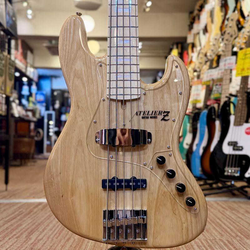 楽器種別：新品ATELIER Z/M Models 商品一覧＞＞ATELIER Z/新品 商品一覧＞＞ベース【240，000円〜460，000円】 商品一覧＞＞エレキベース/JBタイプ/ATELIER Z 商品一覧＞＞当店のベースは、出荷前に専門スタッフが検品・調整しているので安心です！ATELIER Z M#265 (NAT/M)商品説明アトリエの超定番 M#265ナチュラルカラー！！M（Magnitude)#265は青木智仁氏のシグネイチャー・モデルとして発売されたモデルですが、今や数多のプロ/アマを問わないミュージシャン達が使用し、スタンダード・モデル且つ、アトリエ Zを代表する機種です。70年代のJBトーンを元にしたクリアな高域と図太い低域を持ち、木目の詰まったアッシュ・ボディから繰り出されるサウンドは、所謂ドンシャリ・サウンドの王道を体感でき、そのサウンドは唯一無二の個性を放っています。本器は青木氏が求めていたスペクトラム・ブーストを搭載したモデルとなっており、これまでの同モデルに比べ各段にパワー感が増し、十八番のスラップ時の大胆なサウンドに加え、多彩なジャンルにも対応出来る、新たなサウンドの可能性を感じさせる仕上がりとなっています。更に、本機はネックをサテン仕上げにしていますので、フィンガリングもスムーズ！コントロール面では従来の[2Volume]からよりスムーズなコントロールが可能な[Master Volume，Balancer]に仕様変更し、それに伴いコントロールが「Master Volume，Balancer，Master Tone (Pull/Passive)，Treble，Bass(Stack)」となりました。※ピックアップフェンスは別途後日納品となります。予めご了承ください。商品詳細■Scale : 34■Neck : Maple 1P 21F■Body : Ash 2p■Tuningkey : GOTOH GB528■Bridge : ATELIER Z BB518■Pickup : ATELIER Z JBZ-5■Preamp : Bartolini XTCT + Spectrum boost■Control : M.Vol，Balancer，M.Tone/sw， Treble/Bass■Weight:≒kgギグケース付属イケベカテゴリ_ベース_エレキベース_JBタイプ_ATELIER Z_M Models_新品 SW_ATELIER Z_新品 JAN:4562211295072 登録日:2026/04/15 エレキベース アトリエ アトリエZ アトリエゼット
