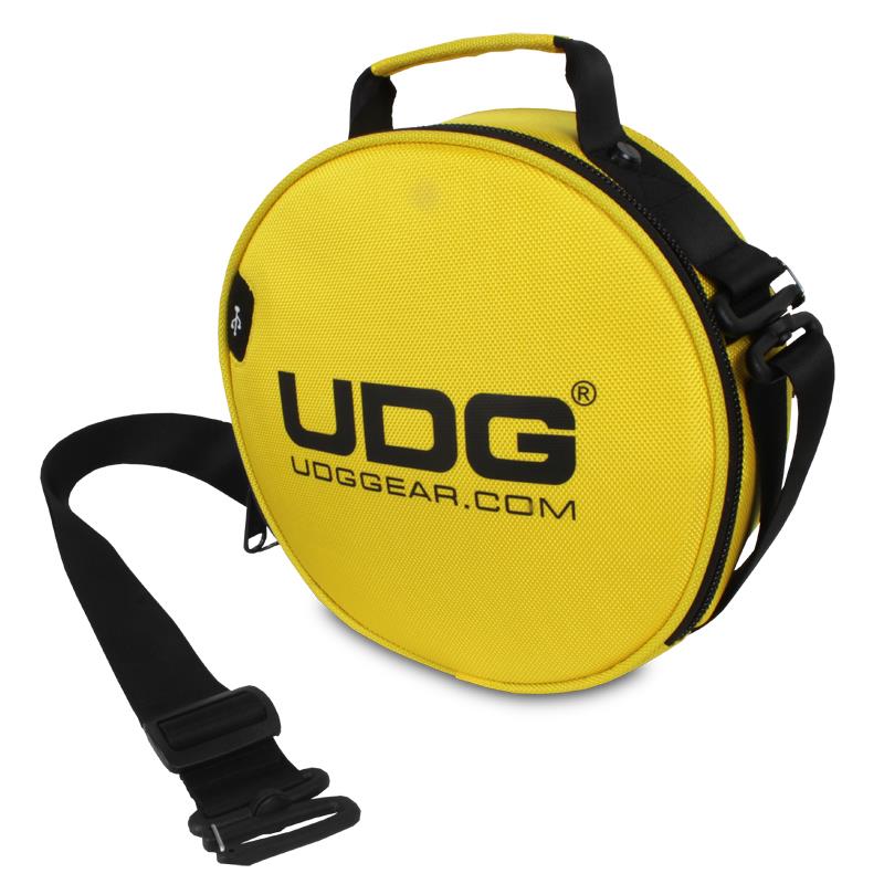 楽器種別：新品UDG/新品 商品一覧＞＞DJ機器【5，000円〜10，000円】 商品一覧＞＞DJ用ケース・バッグ/UDG 商品一覧＞＞DJ関連機器担当部門 Power DJ'sは1998年開店　渋谷発・国内最大級のDJ機材専門フロアです。UDG U9950YL ヘッドフォンバッグ 【イエロー】【台数限定モデル】(ユーディージー)商品説明★ヘッドホンやDJアクセサリーの持ち運びに対応するキャリングケース★※こちらの商品は製作工程上、本体にやむを得ず汚れ、スリキズ、箱ダメージなど発生する場合がございますが、使用の際には影響ございません。あらかじめご了承下さい。---UDG U9950ヘッドフォンバッグは、ヘッドフォンを運ぶための上質なバリスティックナイロン製バッグです。ヘッドフォンはもちろん、USBメモリースティック、SDカード、外付けハードディスク、携帯電話、ケーブル、名刺、クレジットカードなどあらゆるアクセサリが収納可能。22cm四方のコンパクトサイズに、長さ調整可能なショルダーストラップが付属していますので、ヘッドホンを入れずに、財布・スマホ・モバイルバッテリーといった身の回り品だけを入れて、単体のショルダーバッグとしてもご利用いただけます。DJに限らず、音楽制作者・配信クリエイターなど、機材を運ばないシーンでも幅広く使えるモデルです。お気に入りのヘッドホンを毎日持ち歩きたい音楽リスナーの方にも、外出先で傷や型崩れを防ぎつつスマートに持ち運べる1点となっています。ヘッドホン用ケースを探している方はもちろん、コンパクトなショルダーバッグを探している方にもおすすめです。UDG DIGI ヘッドフォンバッグは、USBメモリなどポータブルデバイスも持ち歩く現代のDJに最適です。■収納対応機種Pioneer DJ HDJ-X10 / HDJ-X7 / HDJ-X5 / HDJ-CUE1 / HDJ-CUE1BT / HDJ-2000MK2Sennheiser HD 25 / HD 25 PlusAIAIAI TMA-2 DJ TMA-2 DJ XEAudio-Technica ATH-M50xSony MDR-7506 / MDR-CD900ST折りたたみ可能なヘッドフォン全般USBメモリ、SDカード、外付けハードディスク、携帯電話、ケーブル、名刺、クレジットカードなど【主な仕様】カラー：ブラック外寸：22 x 22 x 9 cm内寸：21 x 21 x 8 cm重量：0.35kg素材：撥水バリスティックナイロン1680D※商品画像内の機材は付属いたしません。※ケースの仕様は予告なく変更される場合がございます。■初期不良について製造工程で細かなキズやヘコミ、よごれ、ほつれが残る場合がございます。また、ケース内クッションのマジックテープに剥がれが生じる場合がございます。これらの点は「商品の仕様」とご容赦願います。「使用上問題」のあるもの、のみ初期不良品とさせて頂きます。---※店頭、または通信販売にて売却後、敏速な削除は心掛けておりますが、web上から削除をする際どうしてもタイムラグが発生してしまいます。万が一商品が売切れてしまう場合もございますので予めご了承ください。イケベカテゴリ_DJ機器_DJ用ケース・バッグ_UDG_新品 SW_UDG_新品 JAN:8718969210294 登録日:2026/09/02 DJアクセサリ