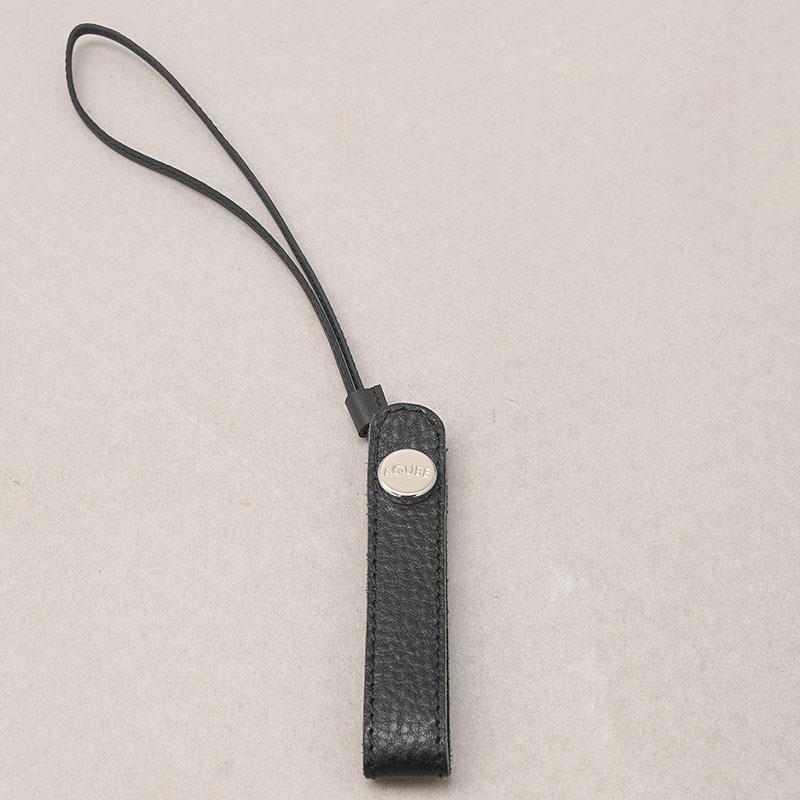 楽器種別：新品AQUBE MUSIC PRODUCTS/新品 商品一覧＞＞楽器アクセサリ【〜10，000円】 商品一覧＞＞ギターストラップ/AQUBE MUSIC PRODUCTS 商品一覧＞＞品揃え豊富な当店なら弦、パーツ、ケーブルなどのアクセサリーがまとめて揃います！AQUBE MUSIC PRODUCTS HeadSlim SHRINK/BLACK商品説明【AQUBE MUSIC PRODUCTS】東京・浅草のクラフトマンシップと、20年以上の製造経験に裏打ちされたレザーブランド。ミュージシャンと共に追求し続けている機能美を、すべてのプロダクトに。上質な革がもたらす心地よさと確かな存在感。持つ人のスタイルを引き立てる、洗練されたレザーアイテムを提案します。AQUBE（アクビ）のブランド名の由来は「Artist/Quality/Beauty」の頭文字から...　-Artist-AQUBE で手がける商品は、第一線で活躍するアーティストと一緒に開発することを心がけています。　-Quality-過酷なスケジュールや長時間のライブでも、しっかりとサポートできるクオリティを追求しています。　-Beauty-厳選した素材、多彩なカラーとデザインで、ステージをスタイリッシュに演出する美しさを表現しています。【AQUBE Head Slim】Low-Profile / Thin Design Head Strapアコースティックギターのヘッドと弦のスキマを負担なく通せる薄いヘッドストラップ。厳選された上質な天然皮革を用いて一本ずつ丁寧にハンドメイドで製作されています。-仕様-表革素材：SHRINK（牛本革）裏革素材：SMOOTH（牛本革）表革カラー：BLACK裏革カラー：BLACKネジ 素材：真鍮、合金ネジ カラー：SILVER長さ（全長）：約25cm長さ（紐）：約16cm長さ（ベルト）：約9.8cm（折り曲げ時）幅（ベルト）：約1.8cm生産地：東京都浅草■SHRINK（シュリンク）革について表面に使用されるシュリンク革は、創業40年以上の歴史を誇るイタリアの老舗タンナーFonpelli社製造のプレミアムレザーです。革本来の味わいである天然のシボと、ソフトな肌触りが特徴。美しくモダンな風合いで、お使いのギターをスタイリッシュに引き立ててくれます。革本来の美しさを大切にしているため、くぼみや凹み、大きなスジなどがある場合がございます。さい。※こちらの製品は天然皮革を使用しております。細かい傷や色ムラは天然皮革ならではの特性ですのでご了承ください。※皮革の性質及び水分や湿気、発汗、摩擦により色移り・色落ちする場合がございます。淡色の衣類をご着用の場合はご注意ください。イケベカテゴリ_楽器アクセサリ_ギターストラップ_AQUBE MUSIC PRODUCTS_新品 SW_AQUBE MUSIC PRODUCTS_新品 JAN:4549861499265 登録日:2026/06/12 アクビミュージックプロダクツ アクビミュージックプロダクト アクビ
