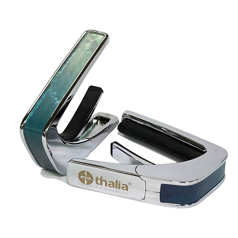 楽器種別：新品Thalia Capo/新品 商品一覧＞＞楽器アクセサリ【10，000円〜20，000円】 商品一覧＞＞カポタスト/Thalia Capo 商品一覧＞＞品揃え豊富な当店なら弦、パーツ、ケーブルなどのアクセサリーがまとめて揃います！Thalia Capo Limited Series Chrome Azure Sea [新仕様] タリアカポ商品説明これまでにないデザイン性と機能性に優れたカポタスト『Thalia Capos / タリア・カポ』。従来のカポとは一線を画す、見た目にも豪華なエキゾチック・ウッドやエキゾチック・シェル、彫刻や筐体のメッキ / フィニッシュ / カラーを採用したデザイン性に優れたモデルがあり、また、見た目のみならず機能面に関しても、通常のカポタストのように、使うギターの種類に合わせて1つずつカポを持ち替える必要がなく、フレットパッド(別売)をギターに合うものに交換するだけで簡単に、常にパーフェクトなテンション感とピッチ感で演奏する事を実現しました。フレットパッドのRには「0 for Classicals， 7.25， 9.5， 10， 12， 15， 16」の7種類があり、『スタンダード・テンション』と『ハイ・テンション』の計14種類。使用するギターや演奏に合わせてカスタマイズする事が可能です。・スタンダードテンション (弦に接するフレットパッド部分が標準的なモデル)・・・ 一般的なギター用・ハイテンション (弦に接するフレットパッド部分が厚いモデル)・・・ 薄いネック、12弦、ウクレレ、マンドリン、バンジョー用その他、握りこんで開く「リバース・アクション」機能が採用されており、1弦側からカポを取り付ける事で、演奏のポジションから手を返す事なくスムーズに指板上でカポを移動させる事を可能にします。Thalia Caposは様々な楽器に使用される事を想定しており、常に適切なテンション感で演奏していただけるよう全ての製品の内蔵スプリングの圧力が約7.5kgになるように、ひとつひとつ徹底した品質管理のもと製作されております。デザイン面、機能面、品質面、テンション感とピッチ感、すべてにおいてパーフェクトなカポタストです。※木目や貝模様は、天然素材を使用しているため個体により異なります。予めご了承ください。※パッケージ縮小に伴い、付属のフレッドパッドは12インチラディアス（Standard tension pad / High tension pad）2種類のみとなります。その他パッドをお求めの場合、別売にてご用意となります。イケベカテゴリ_楽器アクセサリ_カポタスト_Thalia Capo_新品 SW_Thalia Capo_新品 JAN:4525421218026 登録日:2023/11/29 カポ カポタスト
