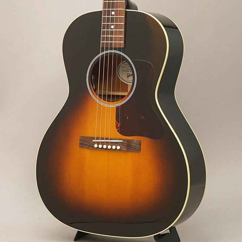 楽器種別：新品Gibson/Small Body 商品一覧＞＞Gibson/新品 商品一覧＞＞アコースティック・エレアコギター【220，000円〜415，000円】 商品一覧＞＞エレアコギター/Gibson 商品一覧＞＞アコギ買うなら、当店で！出荷前の検品・調整はもちろん、丁寧梱包でお届けします！Gibson 【決算売り尽くしセール】L-00 Standard(Vintage Sunburst) ギブソン商品説明小柄なL-00のスタンダードモデル！ギブソンアコースティックのフラットトップ黎明期では小柄なモデルから始まっており、現在有名なJ-45やスーパージャンボ等のモデル達とは違う素朴で味わい深いモデルが多くあります。そんなギブソンのスモールボディーの中でも有名なモデルがL-00で、このモデルも年式によって様々なスタイルが有りますが、ヴィンテージ風のルックスと現代風の扱い易さを持った現行ラインナップのレギュラーモデルがL-00 Standardです。小柄で少し下膨れな独特なL-00のボディーシェイプで、シトカ・スプルーストップ、マホガニーサイド＆バック、マホガニーネック、ローズウッド指板＆ブリッジと、ギブソンでは定番的なウッドマテリアルになっております。 このスタイルでいかにもギブソンらしいサンバーストカラーの渋いルックスですが、ペグが機能的なグローバーであったり、ネックグリップもレギュラーな太さでより丸みを帯びた指板エッジによりプレイアヴィリティが向上した扱い易いネックグリップであったり、ブリッジはヴィンテージ風のレクタングラーですがL.R.Baggs社製のピエゾピックアップ「Element VTC」が搭載されていたりと、現代風の機能性や演奏性も考えられた仕様になっております。現行ギブソンのレギュラーモデルらしく、トラディショナルなスタイルを継承しつつも現代のミュージックシーンにマッチした扱い易さを兼ね備えた実用性も高いモデルとなっております。 ※画像はサンプルです。商品詳細Body Shape : Small BodyTop : Sitka spruceBack & Side : MahoganyBracing : Traditional hand-scalloped X-bracingBinding : Single-ply top， single-ply backFinish : NitrocelluloseNeck : MahoganyNeck Profile : Slim TaperScale Length : 24.75 / 62.865cmFingerboard : RosewoodFingerboard Radius : 12 / 304.8mmNumber of Frets : 19Frets : StandardNut Material : BlackInlays : Mother-of-pearl dotsTuners : Mini Grover RotomaticTuner Plating : NickelPick Guard : L-00Saddle Material : TusqBridge : Rectangle / closed slotBridge Pins : TusqElectronics Controls : Volume and Tone controls in soundholeハードケース付属イケベカテゴリ_アコースティック・エレアコギター_エレアコギター_Gibson_Small Body_新品 SW_Gibson_新品 JAN:4580228780886 登録日:2026/07/08 エレアコ ギブソン ぎぶそん