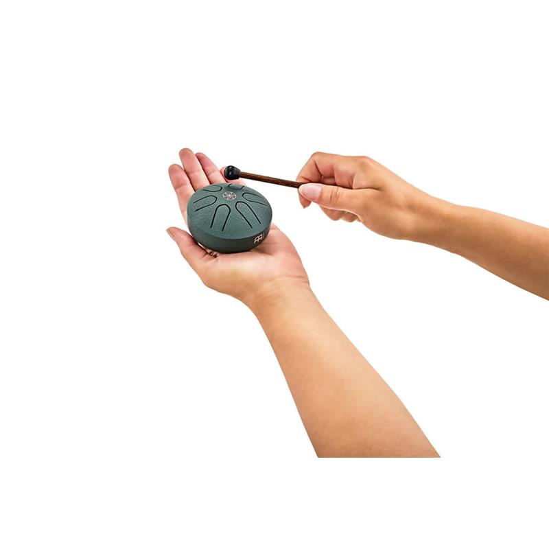 イケベ楽器 イケシブのMEINL PSTD4DGGOL [3'' Pocket Steel Tongue Drum / Dark Green - A Major]｜アングル3