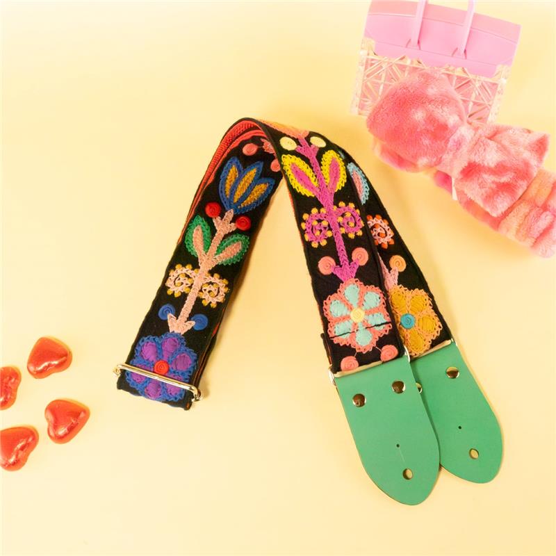 楽器種別：新品tsundrum_chan/新品 商品一覧＞＞楽器アクセサリ【5，000円〜15，000円】 商品一覧＞＞ギターストラップ/tsundrum_chan 商品一覧＞＞品揃え豊富な当店なら弦、パーツ、ケーブルなどのアクセサリーがまとめて揃います！tsundrum_chan ニットフラワーギターストラップ　ブラック商品説明■ デザイン「ユニセックスに楽しむ、大人のポップ＆ロック。」人気のフラワーモチーフに、性別を問わず使いやすいユニバーサルなデザインが登場しました！シックな黒を基調とした、厚みのあるしっかりとした編み込みニットを採用。環境に優しく耐久性に優れたポリプロピレン（PP）ベルトを下地に、しっかりと支える仕様になっています。ストラップエンドには、絶妙にアンニュイなグリーン・レザーをセレクト。ポップでカラフル、それでいてステージ映えは間違いなし！ボーイッシュ、ガーリー、あるいはそのどちらにも縛られないスタイル……どんなファッションにもばっちりハマる「褒められストラップ」です！日常の練習から、熱いステージパフォーマンスまで。あなたの相棒として、気分を最高に盛り上げてくれる一品です。POP & ROCK!!アグレッシブなプレイスタイルの方にはストラップロックの使用をオススメいたします。■サイズ・長さ　約80cm?約138cm（穴から穴まで）・ベルト幅　約5cm＊こちらの商品は他ECサイトでも販売しております。在庫情報の更新は迅速を心掛けておりますが、万一ご注文時に売り切れていた際は、商品がご用意できない場合がございますのでご了承ください。＊画像の色味は屋内外の光の照射や角度により実物と異なって見える場合がございます。ご了承ください。＊本革を使用しているため、細かなキズやシワ、汚れ、厚みが均一でない部分があります。ご了承ください。＊柄の出方には個体差があります。＊実務経験のない素人のハンドメイド作品です。持ち得る技量内で最善は尽くしておりますが、真っ直ぐ縫えていない箇所や糸の始末が不格好な箇所がございます。画像をご確認頂き、納得の上ご購入ください。＊一つ一つ手作りのため個体差がございます。イケベカテゴリ_楽器アクセサリ_ギターストラップ_tsundrum_chan_新品 SW_tsundrum_chan_新品 JAN:4571642985315 登録日:2026/05/29 ストラップ カワイイ 日本製 おしゃれ 女子 ケース