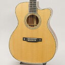 楽器種別：新品アコースティックギター/MARTIN 商品一覧＞＞アコースティックギター/MARTIN/Custom Shop 商品一覧＞＞アコースティックギター【1，265，000円〜2，355，000円】 商品一覧＞＞アコギ買うなら、当店で！出荷前の検品・調整はもちろん、丁寧梱包でお届けします！MARTIN CTM OMC-42 VTS Sitka/Honduran Rosewood -Factory Wood Selection Custom Model-商品説明-Factory Wood Selection Custom Model-ハートマンギターズの看板カスタム・・・カッタウェイモデル。OM-42をベースモデルにサウンドもルックスも豪華に仕立てた、〜OMカッタウェイ〜Style42カスタム厳選したファクトリー現地選定材にて製作いたしました。★VTS（ヴィンテージトーンシステム）プレミアムシトカスプルーストップ★サイド＆バックには、Martin社秘蔵の丸太から切り出したホンジュラスローズウッドをチョイス★42番らしい美しい装飾。ヘッドのオルタネイティブトーチインレイが映える★ワイドレンジな美しく奥深いサウンドは、40番台ならではのサウンド★ロングスケール645mmスケールでパンチの効いた迫力のサウンド★ジェニュインマホガニーネックは、ローオーヴァルシェイプで弾き易い★ナットからフィンガーボードエンドまでの広がり方にアレンジを加え、弦間ピッチに余裕を持たせたワイドなネックフォーマット★ワイドピッチの採用は、フィンガースタイルとの相性＆音の分離感も抜群★高いプレイアビリティとサウンドバランス★巷には、数少ない000カッタウェイ・・・ありそうで無い拘りのディテールペンシルヴァニア州ナザレスのマーティンファクトリーにて当店スタッフがオーダーしてきたカスタムモデル。オーケストラボディ、Style42カッタウェイカスタム。製作テーマは、「30sのヴィンテージOM-42にカッタウェイモデルがあったなら・・・」サウンドバランスが良く取り回しの良いOMボディのプレイアビリティの高さを更に昇華させるべくカッタウェイを施しました。基音＆倍音構成のバランスの良いシトカスプルースのVTS材をトップに配し、クリアで、メリハリの効いたサウンドに新品とは思えない抜け感の伴った美しいサウンドとなっております。サイド＆バックには、トーンウッドとしての評価が、すこぶる高いホンジュラスローズウッドをチョイス。毎回ストックの少ない素材であり、今回、現地チョイスは、叶いませんでしたが、秘蔵の巨大な丸太があるという事で、そちらから切り出した材を使用しております。完成した本器のポテンシャルは、抜群！40番台の華やかなルックスに相応しい素晴らしいサウンドの一本になりました。テンション感の確かなロングスケールによるバランスの取れた迫力のサウンドと高いプレイアビリティ。レコーディングからライブまで様々なシチュエーションをこの一本で賄えるであろう自信作です。VTSトップ、ナチュラルグロスフィニッシュのルックスは、自然なエイジング感が漂い、美しいパフリング、ロゼッタとのマッチングも美しい。オルタネイティブトーチインレイが耀くヘッドと相まって雰囲気抜群の逸品です。当店スタッフがマーティン社スタッフと共に厳選した素材のマテリアルを最大限活かし製作された、ルックス、サウンド共に絶対的な自信作。この機会に厳選された極上の一本を是非お求め下さい。◆ハードケース付属商品詳細-SPEC-TOP: VTS Solid Sitka Spruce（Premium)BACK MATERIAL: Solid Honduran RosewoodSIDE MATERIAL: Solid Honduran RosewoodNECK MATERIAL: Genuine MahoganyFINGERBOARD MATERIAL: Ebony（0F-12F:1 3/4-2 1/4) Stringpitch: 2 1/4SCALE LENGTH: 25.4(645mm)FINGERBOARD WIDTH AT NUT: 1 3/4(44.5mm)BRIDGE MATERIAL: Ebonyイケベカテゴリ_アコースティック／エレアコギター_アコースティックギター_MARTIN_Custom Shop_新品 JAN:2500020026984 登録日:2023/12/14 マーチン マーティン