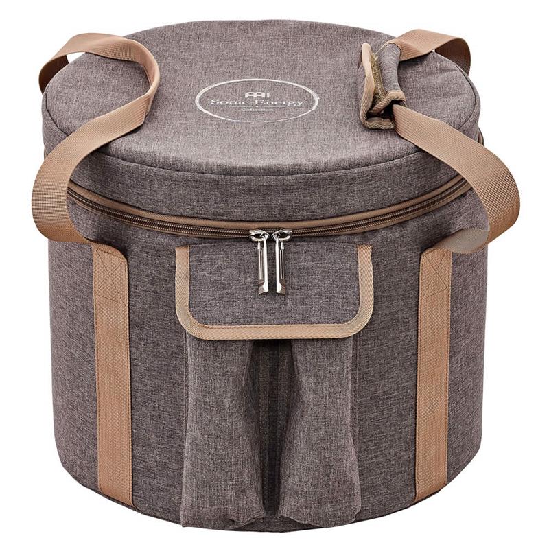 楽器種別：新品MEINL/新品 商品一覧＞＞パーカッション【10，000円〜25，000円】 商品一覧＞＞その他パーカッションアクセサリ/MEINL 商品一覧＞＞安心してお買い物頂けるよう、小物楽器もカホンも丁寧梱包でお届けします！MEINL CSBB10BR [Crystal Singing Bowl Bag / 9&10インチ用]商品説明＜Crystal Singing Bowl Bag＞クリスタル・シンギングボウル用バッグに新たに8〜12インチに対応した3種類のサイズが追加されました。耐久性に優れたパッド入りナイロン素材を使用しており、輸送時の衝撃からシンギングボウルをしっかりと保護し、破損を防ぎます。外側にはマレットやその他のアクセサリーを収納できる便利なポケットつきです。サイズ：9&10インチ用素材：Heavy-duty Nylonイケベカテゴリ_パーカッション_その他パーカッションアクセサリ_MEINL_新品 SW_MEINL_新品 JAN:0842960113020 登録日:2026/03/10 パーカッション マイネル