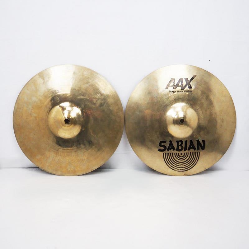 楽器種別：ユーズドSABIAN/AAX 商品一覧＞＞SABIAN/ユーズド 商品一覧＞＞ドラム【20，000円〜40，000円】 商品一覧＞＞シンバル/ハイハット/SABIAN 商品一覧＞＞安心してお買い物頂けるよう、スネアもシンバルも丁寧梱包でお届けします！SABIAN USED 中古 AAX Stage Hats 14[978g/1228g]商品説明【ライブ派ドラマーに人気のAAX ステージハットの中古品が入荷！】AAX 〜Modern × Bright〜AAシリーズを現代的に再構築したAAXは、より大きなハンマーヘッドを用いたハンマリング、ハンドガイド・マシンハンマリングと高密度のピンポイントレイジングを施す、''DYNAMIC FOCUS''デザインにより、ショットのパワーに応じて、滑らかな音量・音色変化を引き出し、あらゆるヴォリュームレンジでクリアかつ明確なレスポンスを発揮するシリーズです。明るいアタック、きらめくサステイン、均一で安定した演奏性を実現ています。その極めて広いダイナミックレンジにより、ポップからメタルまであらゆるジャンルに対応できる汎用性を備えています。-AAX Stage Hats-ライブステージでの使用を主な目的としたパワフルなハイハットです。音量がしっかりありながらも、セイビアンらしい鮮明で骨太なアタックと鋭く伸びやかな高音域、力強い中音域を備えたバランスの良さが持ち味です。サイズ：14インチ※中古品のためキズや汚れ、サビや打痕等使用感がございます。予めご了承くださいませ。イケベカテゴリ_ドラム_シンバル_ハイハット_SABIAN_AAX_ユーズド SW_SABIAN_ユーズド JAN:2530000463409 登録日:2026/03/21 シンバル セイビアン