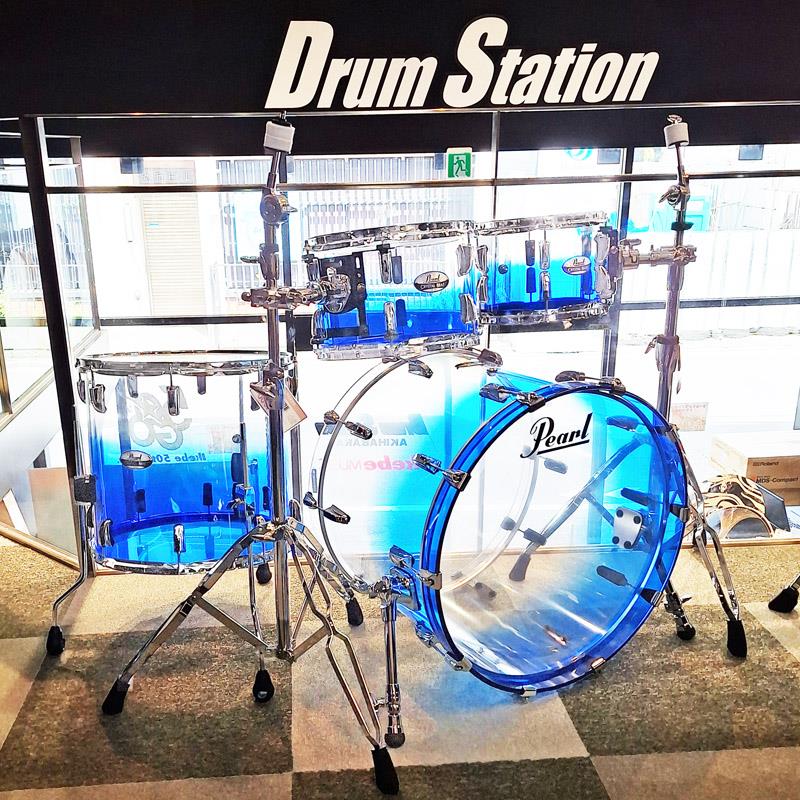 楽器種別：新品Pearl/新品 商品一覧＞＞ドラム【130，000円〜245，000円】 商品一覧＞＞ドラムセット/Pearl 商品一覧＞＞安心してお買い物頂けるよう、スネアもシンバルも丁寧梱包でお届けします！Pearl CRB524P/C #780 [CRYSTAL BEAT 4pc Drum Shell Pack / Glacier Fade] 【80周年/2026年限定カラー】商品説明CRYSTAL BEATThe Original Seamless Acrylic Drum Set.色彩と透明感が響き合う、限定のフェイドカラー1973年の登場以来、Crystal Beat Beat（w/ シームレス・アクリルシェル）は、音抜けの良さと圧倒的なパワー、そして視覚を貫く存在感で、唯一無二のキャラクターを築いてきました。精巧に成型されたシームレス・アクリルシェルが、パールならではの明瞭なアクリルサウンドを引き出します。そして弊社創立80 周年となる2026 年に限定のフェイドカラーが登場。Blue/Clear とBlue/Purple 、透明感を活かした鮮やかなフェイド仕上げが、アクリルならではの光彩を際立たせます。〜クリスタルビートの輝きに、特別な彩りを。Molded Acrylic Shell柔軟性に富む、7mm厚のアクリル製シェルは、シリンダー状の素材から深さに合わせて精密にカット成型され、プレイ時のショットによってわずかにたわむことにより、パンチの強さとアタックを実現。 また、いわゆるもろさが少ないため、これまでアクリルドラムを悩ませていたひび割れや破損の影響を受けにくくなっている。そして45°ベアリングエッジは、わずかに丸みを帯びたエッジの頂点でハンドカットされ、コントロール性とアーティキュレーションを高めて、力強いパンチを生む。Crystal Beat Shell HardwareCrystal Beatドラムは、アクリルシェルならではの、豊かなボリュームと明瞭な響きを最大限に引き出すハードウェア群を採用。それらには、格納式スパイクを備えたバスドラムスパー、スムーズなCRBLラグ、フロアタムレッグ・エアサスペンションラバーチップ(R-40)、オプティマウント サスペンションシステム、ダイカスト製バスドラムクローフック、1スチールフープが含まれ、各ドラムのチューニングやセットアップに貢献するだけでなく、Crystal Beatドラムキット全体の全体的なサウンドの向上にも一役買っている。シェル：Seamless Acrylic Shells (TT & FT：6mm / BD：7mm)カラー：#780 Glacier Fadeフープ：Tom Tom & Floor Tom ＝ 1.6mm Steel Hoops　　　：Bass Drum ＝ Seamless Acrylic (Matching Shell Finish)ラグ：Crystal Beat Original Lugsタムマウント：Optimount Suspension Systemパーツフィニッシュ：Chrome＜CRB524P/C シェルパック・セット内容＞BD：22 × 16TT：10 × 7TT：12 × 8FT：16 × 15 w/Floor Tom Leg※画像のセッティングに使用しているシンバルスタンド及びタムクランプは付属致しません。※こちら店頭にて試奏を解禁しております個体となりますため、ヘッドの打痕などの使用感がございます。予めご了承下さいませ。45493121324204515295873223　×2イケベカテゴリ_ドラム_ドラムセット_Pearl_新品 SW_Pearl_新品 登録日:2026/05/04 ドラムセット ドラムキット パール