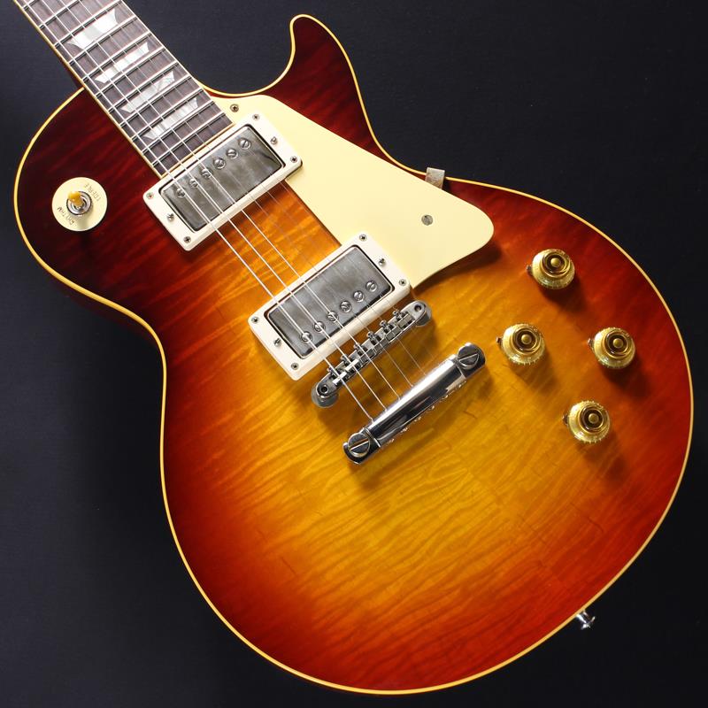 楽器種別：新品Gibson/Custom Shop 商品一覧＞＞Gibson/新品 商品一覧＞＞エレキギター【710，000円〜1，330，000円】 商品一覧＞＞レスポールタイプ/Gibson 商品一覧＞＞当店のギターは、出荷前に専門スタッフが検品・調整しているので安心です！Gibson 1959 Les Paul Standard Reissue R-Top BOTB Page 74 VOS #9 6336商品説明Les Paul好き、バースト好きの為のバイブル「The Beauty of the Burst」 74ページ掲載モデルを2025年10月にNashville Custom Shop Factoryでハンドセレクトしたトップ材を使用し再現した1本が入荷いたしました！！長きに亘り培われた高い製作技術と飽くなき探究心、厳選されたマテリアルにより至高のエレキギター・ベースを製作するために1993年に立ち上げられたGibson Custom Shop。現在もなお昔ながらのハンドクラフト製法と、徹底的に追求したヴィンテージの知識から製作されたカスタムショップ・ラインナップは、他所の追従を許さないほどの見事な作りとなり、プレイヤーの内に秘めるインスピレーションを際限なく沸き立たせてくれる最高の愛機となるでしょう。究極のリイシューモデルとして細部に亘りさらなる拘りを持ってリファインされた最先端のカスタムショップ製Les Paul Standard。まさに「顔」とも呼ぶべきヘッドの「Les Paul MODEL」シルクスクリーンの色合いの見直しの他、Gibsonロゴデザインもよりオリジナルに近い、エッジ感のあるデザインに変更。インレイは指板ポジションマークも含め、着色によるものではなく元々色合いの濃いセルロース素材を使用することで一層雰囲気を高めています。昨今のGibson Cusotom ShopモデルというとMurphy Labによるエイジング加工が定番となっておりますが当モデルはVOS塗装となっておりウェザーチェックなどが入っていない艶を抑えたグロス仕上げとなっております。金属パーツはサビやくすみを再現しているためウェザーチェックやエイジング加工がお好みでない方には見逃せないオススメの一本となります。「The Beauty of the Burst」 74ページ掲載モデルを再現した当個体はブロック・バーストと言われる色味が強く残ったバーストを再現しております。現地USAファクトリーにてハンドセレクトしたボディの上から下までフレームが均等に入ったAAAAグレードのトップ材を使用した1本となっており、BOTB 74ページのオリジナルに引けを取らず風格のある見た目を感じられることでしょう。基本的なスペックは最新のHistoric Specを踏襲しつつも今回のCustombuckerは選定材を使用したオーダーに合わせてマグネットにアルニコ4を特別に採用、ブリッジPUのターン数を若干多めに設定することで通常のアルニコ3モデルよりもドライブ感を増したデザインとなっております。軽微なエイジングが施されたピックアップカバーの下にはマニアックなバーストファンの方には堪らないDouble Classic Whiteのボビンを採用しております。新たに搭載されたバンブルビータイプのペーパーオイルコンデンサーやヴィンテージカーブを追及した500KのCTSポットを装備。通常仕様の500kΩポットに比べてボリュームを絞っても極端に高域が削られず、手元の操作でクリーンサウンドからドライブサウンドまでを自在に操ることができます。10〜6のメモリまでは歪みが維持され、6〜1にかけて滑らかにダウンしていくので、ボリュームコントロールの長さによって表情豊かなプレイを可能にしています。細部にまでヴィンテージに拘りを持ったGibsonが送る最新スペックは、あなたのギターライフをより豊かにしてくれること間違い御座いません！！是非お手にとってご体感ください！！約3.73kgカスタムショップ・ブラウン・ハードケース、認定書、他付属商品詳細BodyBody Top: Hand Selected 2-Piece Figured Maple， Hide Glue FitBody Back: 1-Piece Lightweight MahoganyBinding: 1-Ply RoyaliteWeight Relief: NoneFinish: Nitrocellulose Lacquer VOS (Vintage Patina)NeckNeck Material: Solid MahoganyProfile: Authentic '59 Medium C-ShapeScale Length: 24.75 / 628.65mmFingerboard Material: Indian Rosewood， Hide Glue FitFingerboard Radius: 12Number Of Frets: 22Frets: Historic Medium-JumboNut Material: NylonNut Width: 1.69 / 42.85mmEnd of Board Width: 2.24 / 56.89mmInlays: Cellulose Nitrate TrapezoidJoint: Long Tenon， Hide Glue FitHardwareFinish: NickelTuner Plating: NickelBridge: ABR-1Saddle Material: Nickel-plated BrassTailpiece: Lightweight Aluminum Stop BarTuning Machines: Kluson Single Line， Single RingTrussRod: Authentic 1950s No-TubeTruss Rod Cover: Authentic Stepped 2-PlyControl Knobs: Gold Butyrate Top HatsElectronicsNeck Pickup: Custombucker Alnico 4 (Unpotted)Bridge Pickup: Custombucker Overwound Alnico 4 (Unpotted)Controls: 2 Volume/2 Tone CTS 500K Audio Taper Potentiometers， Paper-in-Oil CapacitorsPickup Selector: 3-Way Switchcraftイケベカテゴリ_エレキギター_レスポールタイプ_Gibson_Custom Shop_新品 SW_Gibson_新品 JAN:4570156021687 登録日:2026/05/29 エレキギター ギブソン カスタムショップ