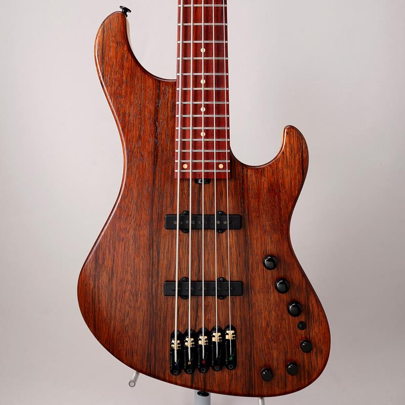 楽器種別：新品Ibanez/Mode 商品一覧＞＞Ibanez/新品 商品一覧＞＞ベース【570，000円〜1，065，000円】 商品一覧＞＞エレキベース/多弦ベース/Ibanez 商品一覧＞＞当店のベースは、出荷前に専門スタッフが検品・調整しているので安心です！Ibanez VISONS IV2MDM [Limited Model]商品説明サウンドメッセでも展示され大きな話題を呼んでいた国産によるMODE最上位クラス、国内限定1本のみの希少なモデル！当モデルは海外市場向けに制作された国産ハイクラス工房による、日本製の限定モデルとなっております。日本の熟練クラフトマンの手によって精巧に作り上げられた本機は、普遍的なベースサウンドの美学を重んじつつ、現代の最前線で活躍するテクニカルなプレイヤーのニーズに応えきる至高のアートワークと高い演奏性を備えた特別な1本です。・芸術的な杢目を持つ「ブラック・リンバ・トップ / アルダー・ボディ」美しく個性的な木目を持つブラック・リンバ(コリーナ)材をトップに、ボディバックにはトーンバランスに優れたアルダー材を採用。伝統的なベースラインを強力に支える温かみのある低音域から、ソロ演奏やテクニカルなプレイでも際立つクリアな存在感を提供します。?・極上の手触りと高精度な演奏性を誇る「S-TECH WOOD ローステッド・メイプル・ネック」窒素加熱処理を施したS-TECH WOOD(ローステッド・メイプル)を採用。優れた形状安定性・耐水性・耐候性を実現。手にしっとりと馴染む艶消し仕上げの専用Cシェイプネック(MDM5)と、高音域までストレスなくアクセスできる「スーパー・オールアクセス・ネック・ジョイント」により、極上のフィンガリングを叶えます。?・重厚な倍音を生み出す「ココボロ指板 / ステンレス・スチール・フレット」指板には重厚で滑らかな質感と豊かで複雑な倍音を持つ高級木材「ココボロ」を採用。耐久性とスムーズなスライド・演奏性を誇るミディアム・ステンレス・フレットには、カスタムショップならではの滑らかなエッジ処理(Custom Shop Fret Edge Treatment)が施されています。(指板インレイにはウッディなメイプル材ドット、サイドポジションには暗いステージでも高い視認性を誇る蓄光のLuminlayを採用)?・アグレシッブかつノイズレスな新開発「Delta ピックアップ」ネオジム・マグネットとブラックメッキ処理のステンレス・ポールピースを組み合わせた新開発の「Delta S5J」ピックアップを搭載。ハムキャンセル構造による超ノイズレスな設計で、力強くアンサンブルを突き抜けるモダンサウンドを奏でます。・驚異的な音作りを可能にする「Sonitech Preamp / Hexa Mid System」新開発の3バンドEQ「Ibanez Sonitech Preamp」を搭載。EQのオン/バイパスに関わらず機能するマスター・トーン(ノブ引き上げでEQバイパス)を備えるほか、ボディ裏のディップスイッチ(High/Low)とトップの3-Wayスイッチの組み合わせにより、合計6つのピーク帯域を選択できる「Hexa Mid System」を完備。どのようなアンサンブルや奏法にもアジャストする自由自在なミッドレンジ・コントロールが可能です。?・こだわり抜かれたハードウェアとパーツヘッド落ちを防ぎバランスを最適化する軽量な「Gotoh RES-O-LITE」マシンヘッド、ブラス製サドルを採用した「MR5S」ブリッジ、牛骨ナット、さらにはブラック・リンバ材で仕上げたキャビティ・プレートなど、細部に至るまで妥協なく美学が貫かれています。?商品詳細■Neck TypeMDM5 / S-TECH WOOD Roasted Maple neck■BodyBlack Limba top / Alder body■FretboardCocobolo fretboard w/Maple dot inlay■Scale864mm/34inch■FretMedium Stainless Steel frets w/ Custom Shop fret edge treatment■Number of frets24 frets■BridgeMR5S bridge w/ Brass saddle pieces (18mm string spacing)■Neck PickupDelta S5J neck pickup■Bridge PickupDelta S5J bridge pickup■EqualizerIbanez Sonitech Preamp 3-band EQ w/EQ bypass switch (push/pull)， 3-way Mid frequency switch w/Hexa Mid system■StringD'Addario EXL165+ .130 (.045/.065/.085/.105.130)■Hardware ColorBlack hardwareWeight≒4.04kg※VISIONS 認定証、専用ハードケース付属イケベカテゴリ_ベース_エレキベース_多弦ベース_Ibanez_Mode_新品 SW_Ibanez_新品 JAN:4549763380005 登録日:2026/06/24 エレキベース アイバニーズ イバニーズ