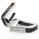 楽器種別：新品カポタスト/Thalia Capo 商品一覧＞＞カポタスト【5，000円〜15，000円】 商品一覧＞＞品揃え豊富な当店なら弦、パーツ、ケーブルなどのアクセサリーがまとめて揃います！Thalia Capo Exotic Shell Series Chrome Mexican Green Heart [新仕様]商品説明これまでにないデザイン性と機能性に優れたカポタスト『Thalia Capos / タリア・カポ』。従来のカポとは一線を画す、見た目にも豪華なエキゾチック・ウッドやエキゾチック・シェル、彫刻や筐体のメッキ / フィニッシュ / カラーを採用したデザイン性に優れたモデルがあり、また、見た目のみならず機能面に関しても、通常のカポタストのように、使うギターの種類に合わせて1つずつカポを持ち替える必要がなく、フレットパッド(別売)をギターに合うものに交換するだけで簡単に、常にパーフェクトなテンション感とピッチ感で演奏する事を実現しました。フレットパッドのRには「0 for Classicals， 7.25， 9.5， 10， 12， 15， 16」の7種類があり、『スタンダード・テンション』と『ハイ・テンション』の計14種類。使用するギターや演奏に合わせてカスタマイズする事が可能です。・スタンダードテンション (弦に接するフレットパッド部分が標準的なモデル)・・・ 一般的なギター用・ハイテンション (弦に接するフレットパッド部分が厚いモデル)・・・ 薄いネック、12弦、ウクレレ、マンドリン、バンジョー用その他、握りこんで開く「リバース・アクション」機能が採用されており、1弦側からカポを取り付ける事で、演奏のポジションから手を返す事なくスムーズに指板上でカポを移動させる事を可能にします。Thalia Caposは様々な楽器に使用される事を想定しており、常に適切なテンション感で演奏していただけるよう全ての製品の内臓スプリングの圧力が約7.5kgになるように、ひとつひとつ徹底した品質管理のもと製作されております。デザイン面、機能面、品質面、テンション感とピッチ感、すべてにおいてパーフェクトなカポタストです。※木目や貝模様は、天然素材を使用しているため個体により異なります。予めご了承ください。※パッケージ縮小に伴い、付属のフレッドパッドは12インチラディアス（Standard tension pad / High tension pad）2種類のみとなります。その他パッドをお求めの場合、別売にてご用意となります。イケベカテゴリ_弦・アクセサリー・パーツ類_カポタスト_Thalia Capo_新品 JAN:4525421218156 登録日:2023/11/29 カポ カポタスト