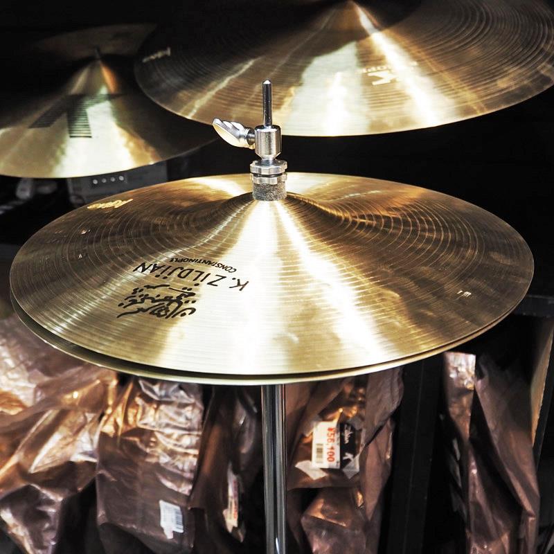 楽器種別：新品Zildjian/K Constantinople 商品一覧＞＞Zildjian/新品 商品一覧＞＞ドラム【80，000円〜160，000円】 商品一覧＞＞シンバル/ハイハット/Zildjian 商品一覧＞＞安心してお買い物頂けるよう、スネアもシンバルも丁寧梱包でお届けします！Zildjian 【イケベ楽器店創業50周年記念モデル】K Constantinople Light Hihat Pair 14''[Top:873g/Bottom:1175g]商品説明Zildjian コンスタンチノープル・シリーズ限定生産 K Constantinople Light Hihat 14''の登場です。- K Constantinople -1998年に登場して以降、世界中のドラマーを魅了してきたZildjianのシンバルシリーズ。ハイハットシンバルのバリエーションは、発売以来ひとつだけだったのはご存じでしょうか。Zildjian社に協力を仰ぎ実現したこちらは、ラインナップを支えた既存モデルよりも薄く仕上げられたLight Hihat。もう一つの可能性。イケベ50周年記念モデルとして数量限定で販売させていただきます。-Zildjianによる解説-14インチ Kコンスタンティノープル・ライト・ハイハットは、従来モデルよりも薄い設計により、ローピッチな基音と軽やかなサウンドを実現しています。オープン時には、ほのかなスプラッシュ感が加わるのも特徴です。繊細なタッチにもしっかりと反応し、打感の繊細さと上品な煌めきを感じ取ることができます。また、Kコンスタンティノープル・クラッシュと同様の最新ハンマリングにより、豊かなダーク・オーバートーンが広がる奥行きのあるサウンドレンジを備えています。ライトウェイトでありながら高いレスポンスと広いダイナミックレンジを持ち、ジャンルを問わず自然に溶け込む、汎用性の高いハイハットです。サイズ：14インチ・ペアウェイト：Top/Thin：Bottom/Medium※店頭試奏が可能なため、打痕が残る場合がございます。あらかじめご了承くださいませ。イケベカテゴリ_ドラム_シンバル_ハイハット_Zildjian_K Constantinople_新品 SW_Zildjian_新品 JAN:0642388333693 登録日:2026/02/27 シンバル ジルジャン Kコンスタンチノープル