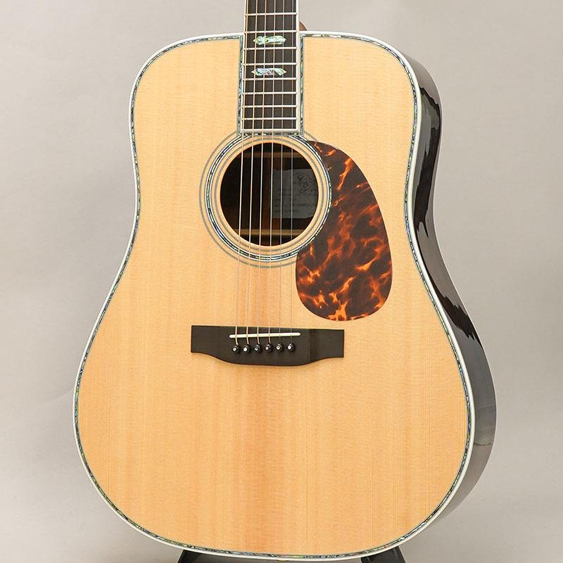 楽器種別：新品K.Yairi/新品 商品一覧＞＞アコースティック・エレアコギター【220，000円〜420，000円】 商品一覧＞＞アコースティックギター/K.Yairi 商品一覧＞＞アコギ買うなら、当店で！出荷前の検品・調整はもちろん、丁寧梱包でお届けします！K.Yairi YW-1000HQ 【現地材料選定品】 #95951 Kヤイリ商品説明〜K.Yairi〜「メイド・イン・ジャパンを、岐阜県可児市の工房から」をかかげ、そのクラフトマンスピリッツを30人ほどの少数精鋭の手工生産のスタイルを1970年代から守ってきた日本のブランドK.YAIRI。カスタムモデルから価格を抑えたモデルまで幅広くラインアップをておりますが、全て日本製というこだわりは、日本は勿論のこと世界でも人気があり、全世界にファンがいるブランドです。1973年発売以来、多くのヤイリファンに評価されベストセラーとなっている「YW-1000 HQ」。幻の高級材と言われるハカランダ材を使用した3Pサイドバックに、アコギファンなら憧れの「縦ロゴ」「ヘキサゴンインレイ」「アバロントリム」等、絢爛豪華な材料と装飾が施された高級感溢れるモデルです。トップ材の加工には、熟練職人が個体の特徴にあわせてつくりこむHQブレーシングが採用され、フォアードシフト・スキャロップド・ブレーシングスタイルならではの、繊細でありながら豪快な鳴りが楽しめます。ハカランダ材と豪華なインレイから生まれる、煌びやかな倍音感が堪らないサウンドをひとたび聴けば、50年以上に渡って愛され、憧れられてきた一本であることがわかっていただけるでしょう。またこちらの個体は、トップ材・サイドバック材ともにヤイリ工房まで直接赴き材料選定して製作されております。ヤイリ工房の熟練スタッフと共に、1枚1枚丁寧にタップトーンを確認しながらセレクトしただけあって、ルックスだけでなくサウンドにおいても、美しい響きと素晴らしい鳴りの楽器に仕上げることができました。厳選に厳選を重ねて選定した、純白のスプルーストップと極上のハカランダの木目に酔いしれる1本。数量限定ですので、是非この機会にお求めください！！商品詳細-SPEC-Top : Hand Selected Spolid SpruceBack&Sides : Hand Selected Jacaranda 3P LaminateNeck : MahoganyFingerboard : EbonyBridge : EbonyScale Length : 645mmNut Width : 42mmFinish : Gloss◆ハードケース付属イケベカテゴリ_アコースティック・エレアコギター_アコースティックギター_K.Yairi_新品 SW_K.Yairi_新品 JAN:2500020698440 登録日:2025/11/10 アコースティックギター アコギ ヤイリ Kヤイリ ヤイリギター