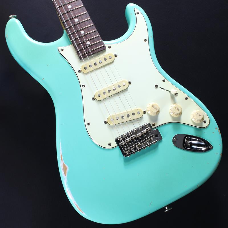 楽器種別：新品momose/MC Models (Original ST Type) 商品一覧＞＞momose/新品 商品一覧＞＞エレキギター【165，000円〜315，000円】 商品一覧＞＞STタイプ/momose 商品一覧＞＞当店のギターは、出荷前に専門スタッフが検品・調整しているので安心です！momose MC1-STD/R (SFG-Aged) #21711商品説明使い込まれた雰囲気を放つエイジド加工を施した特別オーダーモデル！momose Custom Craft Guitarその高い完成度に定評のある「モモセ」。ビンテージギターの基本構造を継承しながら、より現代的なアップデートを随所に盛り込んだORIGINALシリーズ。「材の個性に応じた加工により材の鳴りをそのまま引き出す」という百瀬氏の製作理念を形にしたラインナップです。ジョイントプレートを落とし込んだヒールカットやウッドバインディング、更にはオリジナル・ヘッド・ストック等、momoseならではのスペックが詰め込まれた大人気モデルです。コチラはアルダーボディにローズウッド指板採用の「MC1-STD/R」。これぞ「Made In Japan」の底力！◆Momose Original Series『MC』トラディショナルなSTスタイルを継承しつつも、Momose独自にブラッシュアップしたオリジナルモデル『MC』。飛鳥工場の職人により、木工から塗装、組み込みまで一本一本手作業にて仕上げられました。その丁寧な作りから生まれるプレイアビリティの高さは、多くのトッププレイヤー達からも評価されており、Momoseブランドの確かなクオリティを体現します。◆ハイポジションの演奏性が高まるホーン部の広さMCモデルはトラディショナルなSTタイプと比べ、高音弦側のホーン部の抉りが大きく取られています。これによりハイポジションの演奏性が高まるほか、手が大きなプレイヤーの方でもストレス無くハイフレットに向かって駆け上がるプレイが可能になります。◆ジョイントプレートの落とし込み加工トラディショナルなサウンド特性を損なわない為にオーソドックスなプレートジョイントを採用しながらも、プレート部を落とし込み加工し、演奏性の向上も実現しています。◆指板トラブルを防ぐウッドバインディング指板サイドには指板と同材を使用したウッドバインディングが施されています。これにより指板サイドが非常に滑らかになるほか、フレットのバリが飛び出してしまうようなトラブルも防止します。◆広めに取られたロッドアジャスト独自形状のヘッドストック部には、スムーズなネックアジャストを可能とする広めのアジャストホールが設けられています。より調整がし易い様に形状も広めに配慮されています。◆Momose VS-1ピックアップMomoseオリジナルのピックアップ『VS-1』をマウント。シングルコイルらしい歯切れとモダンな扱いやすさを持ち、様々な音楽ジャンルに対応しうるトーンにチューニングしました。Momoseが送る妥協なきサウンドをぜひご体感ください。商品詳細SpecificationBody: Alder 2PNeck: MapleFingerboard: Indian RosewoodNut: Oiled BoneBridge: GOTOHGE108TSMachineheads: GOTOHSD91-05M MGFret: JESCARFW9662-NSPickups: Momose VS-1Controls: 1Vol，2Tone，5Way PU SelectorScale Length: 648mm(25.5inch)Width at Nut: 42.0mmFingerboard Radius: 210RFinish: All LacquerString: ElixirNANOWEB Light(.010-.046)Accessories: プロテクトケース、六角レンチ、保証書約3.25kgイケベカテゴリ_エレキギター_STタイプ_momose_MC Models (Original ST Type)_新品 SW_momose_新品 JAN:4571697771000 登録日:2026/03/10 エレキギター モモセ 百瀬