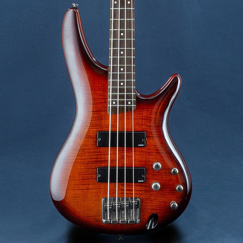 楽器種別：ユーズドIbanez/SR Standard 商品一覧＞＞Ibanez/ユーズド 商品一覧＞＞ベース【20，000円〜50，000円】 商品一覧＞＞エレキベース/小型ボディ・多フレット/Ibanez 商品一覧＞＞当店のベースは、出荷前に専門スタッフが検品・調整しているので安心です！Ibanez USED 中古 SR400FM-CNB商品説明杢目トップのSRモデル演奏時のストレスを軽減するスリム・ネック、取り回しの良い小振りなボディー・デザイン、幅広い音楽ジャンルに対応するアクティブ回路を用いたバリエーション豊かなサウンドで、多くのユーザーを持つアイバニーズのSRシリーズ。こちらは、木目を生かした高級感のあるルックスが魅力の4弦モデル、SR400FMです。シースルー・カラーでフィニッシュされたボディ部は、マホガニー材にフレイム・メイプルをラミネート。木目と色合いによるコントラストが高級感をかもし出します。外観だけでなく、仕様も充実。上位機種と同様に強度を高める5枚の木材を張り合わせたネック部、Ibanezオリジナルのピックアップ、トレブル、ベース、ミドルがそれぞれブースト/カット可能なアクティブ・プリアンプ部を搭載、素直でクリアな低音を出力します。まとまりの良い素直で伸びやかなトーンは、フラットな状態でもでも良いですが、よりパンチのあるロック向きのトーンや、ふくよかで甘いトーン等、イコライザーを設定する事でより積極的なサウンドメイクも可能です。細かな擦り傷や軽い打痕はあるものの比較的キレイなコンディションです。オクターブビスが硬く回らないですが、現状概ね合っております。トラスロッドの余裕はあり、ネックコンディションは大きなクセは無く良好です。Weight≒3.41kg付属品：純正ソフトケースイケベカテゴリ_ベース_エレキベース_小型ボディ・多フレット_Ibanez_SR Standard_ユーズド SW_Ibanez_ユーズド JAN:2500030910341 登録日:2026/08/05 エレキベース アイバニーズ イバニーズ
