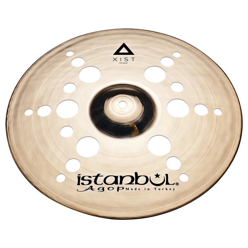 楽器種別：新品Istanbul／Agop/新品 商品一覧＞＞ドラム【10，000円〜25，000円】 商品一覧＞＞シンバル/スプラッシュ/Istanbul／Agop 商品一覧＞＞安心してお買い物頂けるよう、スネアもシンバルも丁寧梱包でお届けします！Istanbul／Agop Xist ION Splash 10''商品説明＜Xist Series＞従来の伝統的なシンバル製法と最新のテクノロジーを結合することで、低コストながらあらゆるドラマーのニーズに応えるサウンドを実現しました。80％の銅と20％の錫を含んだ合金を使用したモデルです。＜Xist ION＞シンバル本体に丸く穴をあけた斬新なデザインのモデル。素早い反応と、強烈なローピッチ・クラッシュサウンドと伸びのあるサスティーンが特徴的で、エフェクト・シンバルの新たな選択肢として堂々のラインナップ！サイズ：10インチ※店頭にて試打を解禁しております為、細かな傷や打痕などが発生する場合がございます。予めご了承ください。イケベカテゴリ_ドラム_シンバル_スプラッシュ_Istanbul／Agop_新品 SW_Istanbul／Agop_新品 JAN:4560287441416 登録日:2026/06/24 シンバル イスタンブール アゴップ