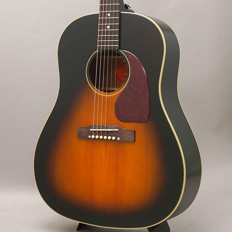 楽器種別：新品Epiphone/新品 商品一覧＞＞アコースティック・エレアコギター【65，000円〜130，000円】 商品一覧＞＞エレアコギター/Epiphone 商品一覧＞＞アコギ買うなら、当店で！出荷前の検品・調整はもちろん、丁寧梱包でお届けします！Epiphone Inspired by Gibson J-45 Standard (Vintage Sunburst) エピフォン商品説明オール単板ボディのEpiphone J-45スタンダード！J-45は、ギブソンの歴史において、最も多くの販売数を誇るアコースティック・ギターです。1942年の登場以来、ワークホース（頼りになる一本）の愛称で親しまれ、ラウンドショルダー・ドレッドノート・ラインの中核を担う存在となりました。豊かな表現力とバランスに優れたサウンド、温かみのある低音、そして優れた音の投射力により、世界中で高い評価を得ています。Epiphone Inspired by Gibson J-45 Standardは、この伝統をさらに高い次元へと昇華させるべくブラッシュアップされたモデルです。広いダイナミックレンジ、温かみのある中音域、そして引き締まった力強い低音を備えたサウンドを実現しています。ボディはオール単板材を採用しており、バックおよびサイドには単板マホガニー、トップには単板スプルースを組み合わせています。このクラシックなトーンウッド構成により、J-45を多くのプレイヤーに支持される存在へと導いたサウンドを生み出します。ワンピース・マホガニー・ネックは快適なラウンデッドCプロファイル、指板にはローズウッドを採用。20本のスタンダード・フレットとマザー・オブ・パールによるドット・インレイを装備しています。60sカラマズーシェイプのヘッドストックには、ボーン・ナットと滑らかな動作を実現するGrover Rotomaticチューナーを装備することで、安定したチューニング性能を実現しています。ベリーアップ形状のローズウッド・ブリッジにはボーン・サドルとアイボリー・プラスチック製ブリッジ・ピンを採用。新たに設計されたピックガードはエポキシ・スタイルを採用し、伝統的なティアドロップ・シェイプとトータスシェル・カラーを備えています。さらにエレクトロニクスは、Fishman Presys VTアンダーサドル・ピックアップおよびプリアンプを搭載しています。サウンドホール内に配置されたコントロールでボリュームおよびトーンの調整が可能です。※画像はサンプルとなります。商品詳細Shape | J-45Top | Solid SpruceBody | Solid MahoganyBinding | Multi-ply Top， Single Ply BackNeck | One Piece MahoganyNeck Profile | Rounded CNut width | 1.69291 / 43mmFingerboard | RosewoodScale length | 24.75 / 628.65mmNumber of frets | 20Nut | BoneInlay | Mother of Pearl DotBridge | Belly-up， RosewoodTuners | Grover RotomaticPlating | NickelUnder saddle pickup | Fishman S-CoreControls | Soundhole-mounted Volume and ToneCase | Premium Gig Bagイケベカテゴリ_アコースティック・エレアコギター_エレアコギター_Epiphone_新品 SW_Epiphone_新品 JAN:4570156008022 登録日:2026/06/12 エレアコ エピフォン