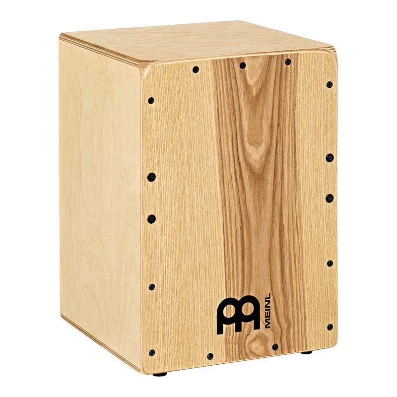 楽器種別：新品MEINL/新品 商品一覧＞＞パーカッション【10，000円〜20，000円】 商品一覧＞＞カホン/MEINL 商品一覧＞＞安心してお買い物頂けるよう、小物楽器もカホンも丁寧梱包でお届けします！MEINL JC50HA [Jam Cajon / Heart Ash]商品説明☆MEINL/カホン☆Jam Cajon はコンパクトなデザインで軽量の為、ドラムサークルやアコースティックギグへの持ち込みにも最適です。ボディー材にバルティックバーチを使用しパンチーなローと、内蔵ワイヤーでクリスピーなスラップサウンドが得られます。フロント板オプションは4種、別売で専用のケースも用意しています。FRONTPLATE : Heart AshBODY : Baltic Birch 7-ply (9mm)SIZE : 10 1/2（幅）X 15（高）X 11 1/4（奥）FEATURES : コンパクトサイズ ／ 左右2組のスネアワイヤー内蔵 ／ ラバーゴム足 ／ 背面サウンドポートイケベカテゴリ_パーカッション_カホン_MEINL_新品 SW_MEINL_新品 JAN:0840553088595 登録日:2020/08/11 カホン パーカッション マイネル