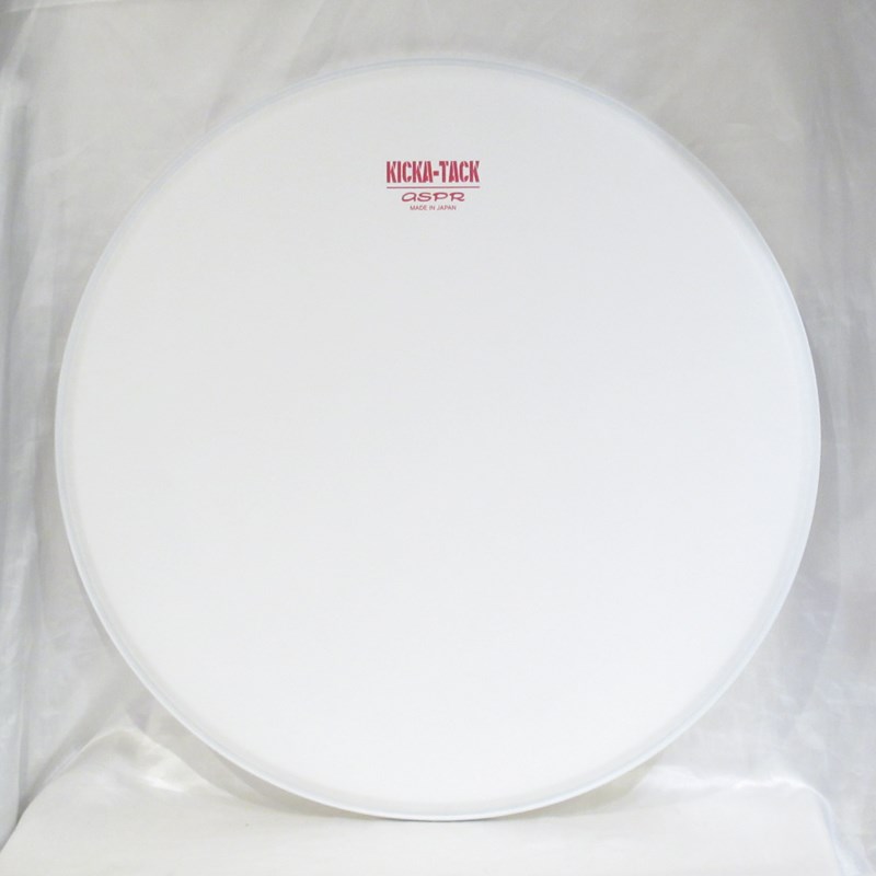 楽器種別：新品ASPR/新品 商品一覧＞＞ドラム【5，000円〜15，000円】 商品一覧＞＞ドラムヘッド/バスドラム用/ASPR 商品一覧＞＞安心してお買い物頂けるよう、スネアもシンバルも丁寧梱包でお届けします！ASPR KT-C20B [KICKA-TACK / Coated 20]商品説明【KICKA-TACK】バスドラムの打面ヘッドに対し、主にロック系のエンドーサーから寄せられていたリクエストは「より芯のあるアタック音と深みが出せるタイプを!」でした。この課題に本格的に取り組んで約3年、数十パターンの試作を重ねて辿り着いた答えがこのヘッド。「キックのサウンドにアタック」をという意味を込めて名付けたKICKA-TACK（キッカタック）です。素材はST-250のクリア・フィルムとスムースホワイトのリング。（※1）その組み合わせを、これまでとはまったく異なる成型方法によって完成させました。製品には他のバスドラム用ヘッドと同様にSL-PADが付属。この組み合わせだけでも従来品とは異なるパンチの効いたサウンドが得られます。サイズ：20インチ（※2）素材：PETフィルム表面仕上げ：コーテッド付属：SL-PAD シングルペダル用 1枚※1　コーテッドモデルのリングミュートはクリアフィルムです。※2　画像は22インチのモデルです。イケベカテゴリ_ドラム_ドラムヘッド_バスドラム用_ASPR_新品 SW_ASPR_新品 JAN:2500210004983 登録日:2024/03/31 ドラムヘッド アサプラ