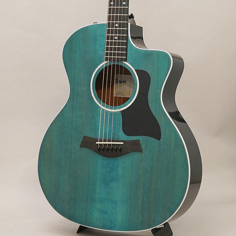 楽器種別：アウトレットTAYLOR/アウトレット 商品一覧＞＞アコースティック・エレアコギター【135，000円〜260，000円】 商品一覧＞＞エレアコギター/TAYLOR 商品一覧＞＞アコギ買うなら、当店で！出荷前の検品・調整はもちろん、丁寧梱包でお届けします！TAYLOR 【夏先取り大特価セール】 214ce Plus Special Edition (Trans Blue) テイラー商品説明鮮やかなトランスペアレント・ブルーのフィニッシュが目を惹く、214ce Plus Special Edition！指板面1F付近に軽微なスレ傷有のため、特別価格にて放出！単板エンゲルマンスプルース・トップにレイヤード・サペリのサイド＆バックを組み合わせたGrand Auditoriumシェイプは、幅広いジャンルに対応するバランスの良いサウンドを実現。V-Classブレーシングにより音量・サステイン・全域の調和がさらに向上しています。ブラックで統一されたサイド＆バック、ネック、チューニングペグがブルートップを引き立て、ホワイトバインディングやスモールダイヤモンドインレイが上品さを演出。ナット幅42.9mmのナローネック仕様になっている為、手の小さい方でも優れた演奏性も実現しております。さらに、クリアでナチュラルなラインアウトを可能にするES2ピックアップを搭載。高級感溢れるオールグロス仕上げの特別仕様で、ステージでも自宅でも存在感を放つ一本です。商品詳細Shape : Grand AuditoriumTop : Engelmann SpruceBack&Side : Layered SapeleNeck : Tropical MahoganyFretboard : West African Crelicam EbonyBody Finish : GlossNut/Saddle : Nubone Nut/Micarta SaddleTuners : Taylor Satin Black with Satin Black ButtonsElectronics : Expression System 2 (ES2)Scale : 25 1/2Neck Width 1 11/16GigBag付属イケベカテゴリ_アコースティック・エレアコギター_エレアコギター_TAYLOR_アウトレット SW_TAYLOR_アウトレット JAN:0887766136781 登録日:2026/04/27 エレアコ テイラー テーラー