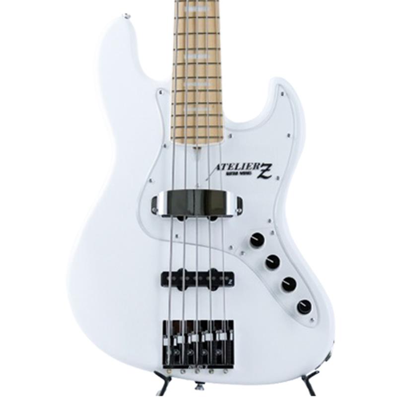 楽器種別：新品ATELIER Z/M Models 商品一覧＞＞ATELIER Z/新品 商品一覧＞＞ベース【265，000円〜495，000円】 商品一覧＞＞エレキベース/JBタイプ/ATELIER Z 商品一覧＞＞当店のベースは、出荷前に専門スタッフが検品・調整しているので安心です！ATELIER Z M#265 Custom (MAT WH/M/MH) 【 × IKEBEオリジナルポーチプレゼント】商品説明【Atelier Z × IKEBEオリジナルポーチプレゼント】Atelier Z × IKEBE コラボレーションによるオリジナルポーチ（非売品）をプレゼント！ギグバッグのポケットに収納可能で、散らかりやすいレンチ等メンテグッズの収納に便利です！イケベでAtelier Zベース本体をご購入の方だけがゲットできるレアアイテム、この機会に「憧れのAtelier Z」をお探しください?対象商品：税込み30万円以上のATELIER Zベース本体購入でプレゼント※数量限定プレゼント品のため、無くなり次第終了となりますので予めご了承ください。※アウトレット品、セール品、リユース品/中古品、受注生産品など、一部商品は対象外の場合も御座います。----------------------------------------アトリエの代表機種「M#265」、当店カスタムオーダーモデル！マットホワイトのマッチングヘッド仕様。ボディの艶消しの質感がクリアパーツの艶感を引き立たせ、クールでシンプルな中にさりげないリッチさを兼ね備えたルックスに仕上がりました！プロ / アマ問わず多くのベーシストから、中でもスラッププレイに拘るベーシストから絶大な支持を集めるATELIER Z。フラッグシップモデルM#245は、日本を代表するベーシスト：青木智仁氏のシグネイチャーモデルとして誕生し、その高い完成度からオールラウンドに使えるアクティブJBモデルとして今なお多くのユーザーに選ばれるモデルとして君臨しております。M#245のパフォーマンスを受け継ぐM#265はフラッグシップ5弦モデルとして、圧倒的な人気を誇る定番機種です。厳選された2Pc.アッシュ材ボディと目の詰まったメイプル材ネックを組み合わせ、力強く歯切れの良い鳴りをアウトプットします。所謂ドンシャリ・サウンドの王道を体感でき、さらに本機はエボニー指板の粒立ちの良い独特のコンプ感がスラップサウンドをより引き立て、唯一無二の個性を放っています。コントロールはトレブルとベースのブースト（2バンドEQ）ですが、裏パネルを開けるとMid-CUTトリムも付いていますので、お好みのサウンドに調整可能。ピックアップはATELIER ZオリジナルJBZ-5を搭載。素直且つパワフルに出力し、スラップ奏法特有のアタック感もクリアに引き出します。プリアンプにはBartorini XTCTを搭載し、中低域のパワフルでコンプレッションの効いたゴリッと鳴るアトリエZサウンドは、正に青木氏本人を彷彿とさせるサウンドを演出します。また、スペクトラム・ブースト配線の採用によりサウンドキャラクターを損なう事なく、より押し出しのある音圧が確保されております。信頼のクオリティを持ち、ハイエンドアンプのレンジの広さにも追隨出来るマテリアルを持つこのモデルは、スラップはもちろん、指弾き・ピック弾きとセッションプレイヤーならではのジャンルを問わず幅広くオールマイティにお使いいただけことでしょう。即戦力のアクティブ5弦をお探しの方はぜひ！商品詳細Scale : 34Neck : Maple 1P 21FBody : Ash 2PTuningkey : GOTOH GB528Bridge : ATELIER Z BB518Pickup : ATELIER Z JBZ-5Preamp : Bartolini XTCT + Spectrum boostControl : M Vol ，Balancer ，M Tone/sw，Treble/Bass (ブースト量50%の位置にクリックが付いています)Color: MAT WH MHWeight≒4.63kgギグケース付属イケベカテゴリ_ベース_エレキベース_JBタイプ_ATELIER Z_M Models_新品 SW_ATELIER Z_新品 JAN:4562211296635 登録日:2026/06/12 エレキベース アトリエ アトリエZ アトリエゼット
