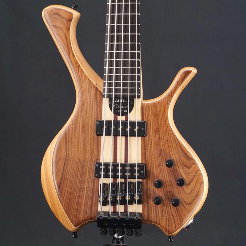 楽器種別：ユーズドLaurus/ユーズド 商品一覧＞＞ベース【270，000円〜510，000円】 商品一覧＞＞エレキベース/その他ベース一般/Laurus 商品一覧＞＞当店のベースは、出荷前に専門スタッフが検品・調整しているので安心です！Laurus USED 中古 T900 XR商品説明【お預かり代行販売（委託品）】フェデリコ・マラマンの使用でお馴染みのイタリア製ハンドメイドベース、Laurusのお買い得USEDが入荷！80〜90年代に一世を風靡し、ここ数年でふたたび評価されてきているヘッドレス・デザインですが、イタリアにてハンドメイドで製作される「Laurus（ローラス）」の楽器は、斬新かつ機能美に優れたヨーロッパならではの洗練されたデザイン、レスポンスに優れた硬質なネックと豊かな鳴りを生み出すボディー構造により、バランスのとれた良質のベースサウンドに仕上げられています。類稀なるテクニックと常に安定したグルーヴが素晴らしい、Federico Malaman の使用でその存在を知った方も多いことでしょう。ファットでありながら音の立ち上がりは早く、温かみがありつつも線がぼやけることなく、常にしっかりとタイトに抜けてくる印象で、5ピースラミネートのネックスルー、マホガニーのボディー、ヘッドレス、それぞれの音の特徴が非常に良い塩梅でミックスされ調和しているようです。ピックアップはノードストランド、プリアンプは3BandEQを搭載し、VolはPushスイッチになっておりアクティブ/パッシブの切替が可能です。コンディションはボディ各部に打痕が散見され、ヘッド裏の突板、カッタウェイ部分、ボディセンター部分に木部のクラックがございますが、現状演奏面に支障はございません。クラックから生じるトラブルは保証対象外となります。トラスロッドは通常調整範囲で余裕はございますが、締め方向の残りは少なめで、ネックはフレットに弦跡の凹みはあるものの大きなクセは無く音詰まりも無くお使いいただけます。Weight≒3.91kg付属品：純正ギグケースイケベカテゴリ_ベース_エレキベース_その他ベース一般_Laurus_ユーズド SW_Laurus_ユーズド JAN:2500030042127 登録日:2026/05/30 エレキベース