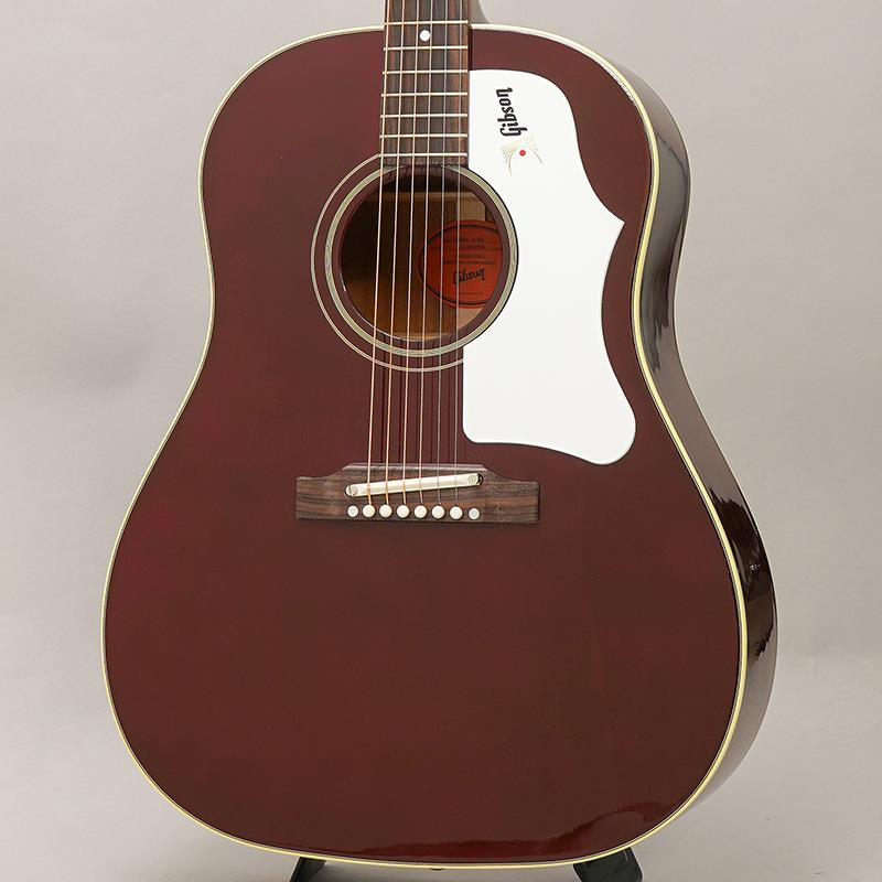 楽器種別：新品Gibson/Round Shoulder 商品一覧＞＞Gibson/新品 商品一覧＞＞アコースティック・エレアコギター【250，000円〜470，000円】 商品一覧＞＞アコースティックギター/Gibson 商品一覧＞＞アコギ買うなら、当店で！出荷前の検品・調整はもちろん、丁寧梱包でお届けします！Gibson 60s J-45 Original ADJ Wine Red (No Pickup) ギブソン商品説明新しいOriginal Acoustic Collectionの60s J-45！2020年よりラインアップを一新したGibsonアコースティックで、トラディショナルなスタイルのレギュラーラインナップであるOriginal Acoustic Collectionの60s J-45です！ギブソン・アコースティックの中でダントツの人気を誇るJ-45は、ある意味ではド定番とも呼べる多くのミュージシャンに愛されるモデルです。このOriginal Acoustic CollectionでJ-45は50sと60sの2機種がラインナップされておりますが、こちらは大柄なピックガードとアジャスタブルブリッジが特徴の60sで、近年ではコアなファンも多いモデルです。ウッドマテリアルなどはギブソンでは王道の、シトカスプルーストップにをサイド/バックにはマホガニーを採用した仕様となっております。商品詳細Shape: J-45Back & Sides: MahoganyTop: Sitka spruceBinding: Multi-ply top， single-ply backNeck: MahoganyNeckProfile: RoundNut width: 1.687 / 42.84mmFingerboard: RosewoodScale length: 24.75 / 628.65mmNumber of frets: 20Nut: BoneInlay: Mother-of-pearl DotsBridge: Traditional belly up， AdjustableTuners: Grover Strap Cream ButtonElectronics: Noneハードケース付きイケベカテゴリ_アコースティック・エレアコギター_アコースティックギター_Gibson_Round Shoulder_新品 SW_Gibson_新品 JAN:4580568415615 登録日:2020/07/29 アコースティックギター アコギ ギブソン ぎぶそん