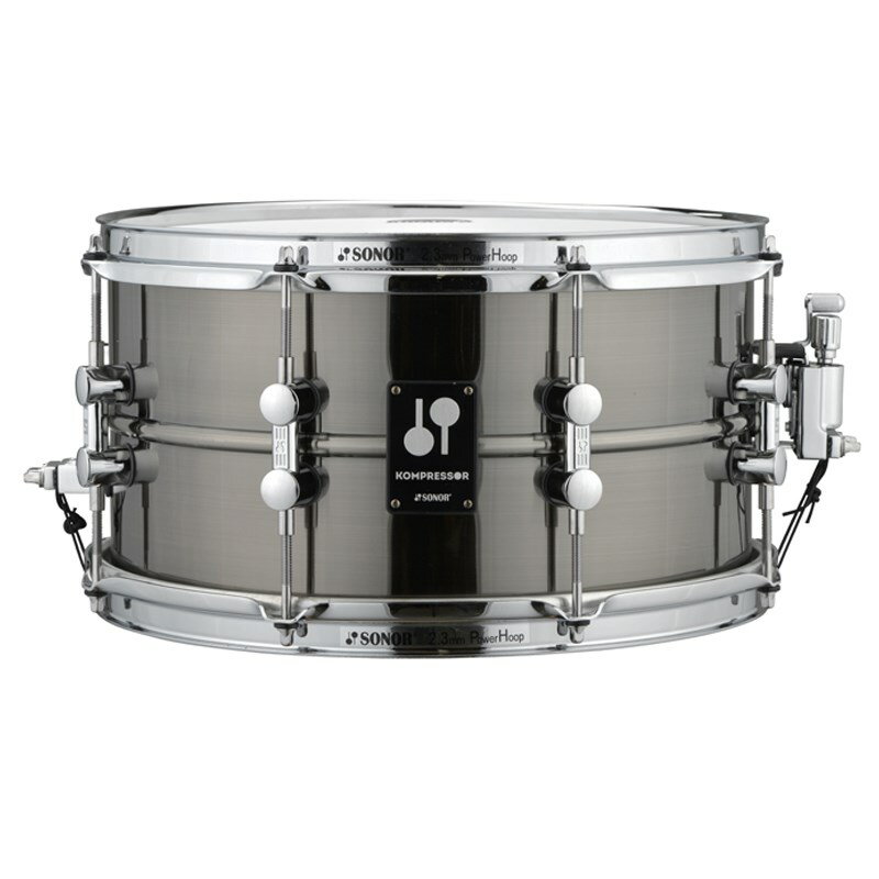 楽器種別：新品スネア/SONOR 商品一覧＞＞スネア【60，000円〜120，000円】 商品一覧＞＞安心してお買い物頂けるよう、スネアもシンバルも丁寧梱包でお届けします！SONOR KS-1307SDB [KOMPRESSOR Series Brass 13×7]商品説明【SONOR KOMPRESSOR Series】新しいコンプレッサーシリーズのスネアドラムは、空気をピュアな音エネルギーに変え、一打目から息を呑むようなサウンドを奏でます。繊細なレスポンス、パワフルで特徴的なSONORサウンドはもちろん、幅広い素材とサイズバリエーションにより、様々な音楽スタイルに対応するポテンシャルを実現。まさに「真の主力製品」と呼ぶにふさわしい仕上がりとなりました。シェル径をわずかに小さく成形する OSM（Optimum Shell Measurements）機構 を採用したことによって、ヘッドからシェルへの振動伝達をよりナチュラルに。さらに過酷な状況下でもチューニングを安定させるため、すべてのスネアドラムでTuneSafeラグを装備しております。■共通仕様・SONOR チューンセーフ内蔵ダブルラグ（KS1408SDAのみシングルラグ）・OSM機構（Optimum Shell Measurement）・SONOR スタンダード・スローオフ・スティール20本線 スネアワイヤー・USA製REMOヘッド＜スペック＞・サイズ：13×7・シェル材：1.2mm厚 ブラスシェル・フィニッシュ：ブラック・ニッケルフィニッシュ・フープ：2.3mm厚 8テンションスティールパワーフープ※画像はイメージです。※スネアケースは付属いたしません。イケベカテゴリ_ドラム_スネア_SONOR_新品 JAN:4044661734702 登録日:2023/04/03 スネア スネアドラム ソナー ゾナー ゾノア