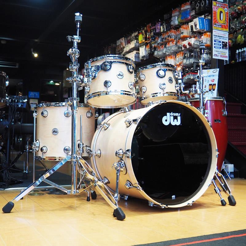楽器種別：新品dw/新品 商品一覧＞＞ドラム【470，000円〜880，000円】 商品一覧＞＞ドラムセット/dw 商品一覧＞＞安心してお買い物頂けるよう、スネアもシンバルも丁寧梱包でお届けします！dw Collector's Pure Maple 4pc Drum Kit [BD22，FT16，TT12&10 / Natural Satin Oil]【タムクランプ×2付属】商品説明【DW・コレクターズ・シリーズ・ピュアメイプルのドラムキットが店頭入荷！】[Collector's Pure Maple Drum Kit]Collector's Series は、DWのドラムキットの基本となるシリーズです。厳選された良質な材だけを選んで製作されるDWドラムキットは最大の特徴であるティンバーマッチングによって作られています。シェル本来が持つピッチ、サスティーン、立ち上がりなどを最終加工前の中から選定し、最もバランスの取れた組み合わせで製造されたキットは、単なるタムの組み合わせではなく、ドラムキットを1つの楽器として考えています。こちらは、DWで最もスタンダードなシェル材で、明るく抜けの良いサウンドが得られる「ピュア・メイプル・シェル」に、DW オリジナルのドラム製法「SSC Specialized Shell Configuration」を組み合わせたドラムキットです。スタンダードシェルよりもローピッチのシェルになり、サスティーンとアタックの効いたサウンドの「VLT」シェルのタムタム、よりローチューンサウンドが得られる「VLX」シェルのフロアタム、豊かな低音が得られバスドラムに最適な「VLX＋」シェルのバスドラムを採用。ドラムのサイズによってシェルの組み合わせを変え、それぞれの特性を最大限に引き出すことに成功しています。ハードウェアには、プレスフープのオープンな鳴りを確保しながら鋭いアタックも得られる 3mm 厚の「True Hoop」、従来の True-Pitch テンションロッドよりさらに目を細かくすることでより繊細なチューニングを可能にする「True Pitch 50」、自然なサスティーンを引き出す「STM Suspension Tom Mount」など、機能面にも DW 独自のアイデアが盛り込まれています。＜セット内容＞22×18 Bass Drum [VLX＋，E / DRX21822KKC]10×8 Tom Tom [VLT，C / DRX20810TTCSC]12×9 Tom Tom [VLT，F# / DRX20912TTCSC]16×14 Floor Tom [VLX，C# / DRX21416TTCLC]DWSM991(Tom Clamp)×2＜スペック＞シェル：Collector's Pure Maple w/Reinforcementフィニッシュ：Natural Satin Oilフープ：Bass Drum - Wood Hoops / Tom & Floor Tom - True Hoopsテンションボルト：True Pitch 50ハードウェア：Chromeオーダーナンバー：1387458付属品：バスドラムミュート（シェル内部に装着済み）※セッティングに使用しているシンバルスタンドは付属いたしません。※店頭にて試打を解禁しておりますため、細かな傷や汚れなどがございます。予めご了承ください。商品詳細06471396782760647139678283064713967829006471396783060647139108216 ×2イケベカテゴリ_ドラム_ドラムセット_dw_新品 SW_dw_新品 登録日:2026/02/28 ドラムセット ドラムキット