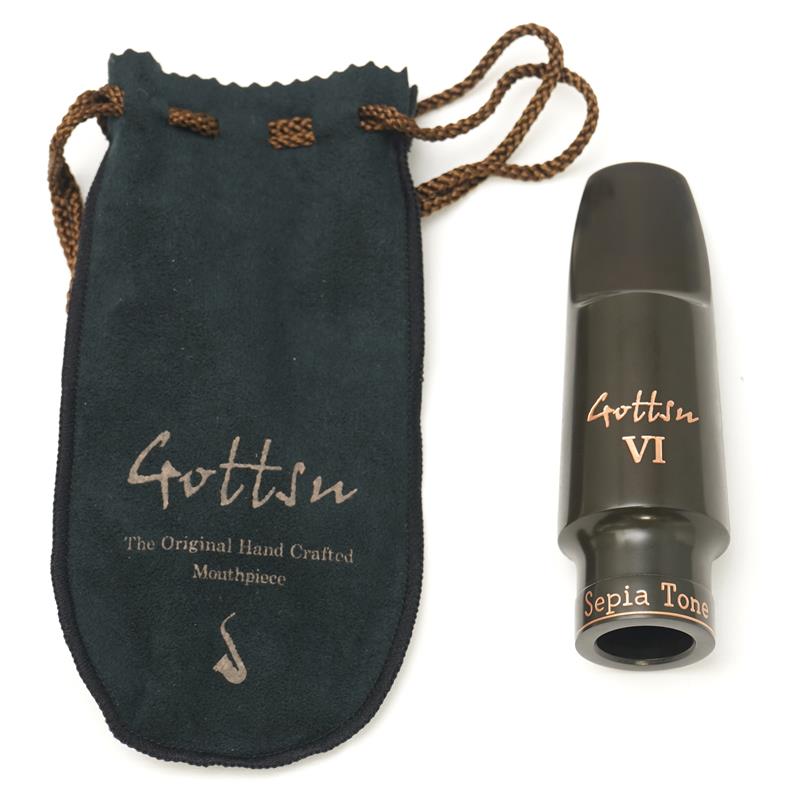 楽器種別：アウトレットGottsu/アウトレット 商品一覧＞＞管楽器・吹奏楽器【20，000円〜40，000円】 商品一覧＞＞サックス用アクセサリ/マウスピース/テナーサックス用/Gottsu 商品一覧＞＞サックス買うなら、当店で！専門のスタッフが丁寧に検品・調整しているので安心です！Gottsu 【店頭展示品特価】【オープニング：7*】ゴッツ テナーサックス用マウスピース ハードラバー Sepia Tone VI セピアトーン ヴイアイ 【先取り大特価セール】商品説明【店頭展示品処分特価】店頭展示及び試奏に伴う小傷、変色等がございますが演奏面・機能面に問題はございません。※画像2枚目以降は参考画像です。多くのプロ奏者の意見をフィードバックし、2021年秋に全面リニューアル!!従来のマット仕上げから光沢のある外観のフィニッシュに。新たに特殊技術も取り入れられ、更に吹き易くパワーアップしました!!(※素材は濃い茶色で添加物を入れていない上質なエボナイトです。)■付属品：外箱【オープニング】「7*」(2.50mm)…オットーリンク7*、ベルグラーセン105、デュコフD7相当（あくまで目安とお考え下さい）イケベカテゴリ_管楽器・吹奏楽器_サックス用アクセサリ_マウスピース_テナーサックス用_Gottsu_アウトレット SW_Gottsu_アウトレット JAN:2540700021243 登録日:2026/07/09 マウスピース ゴッツ