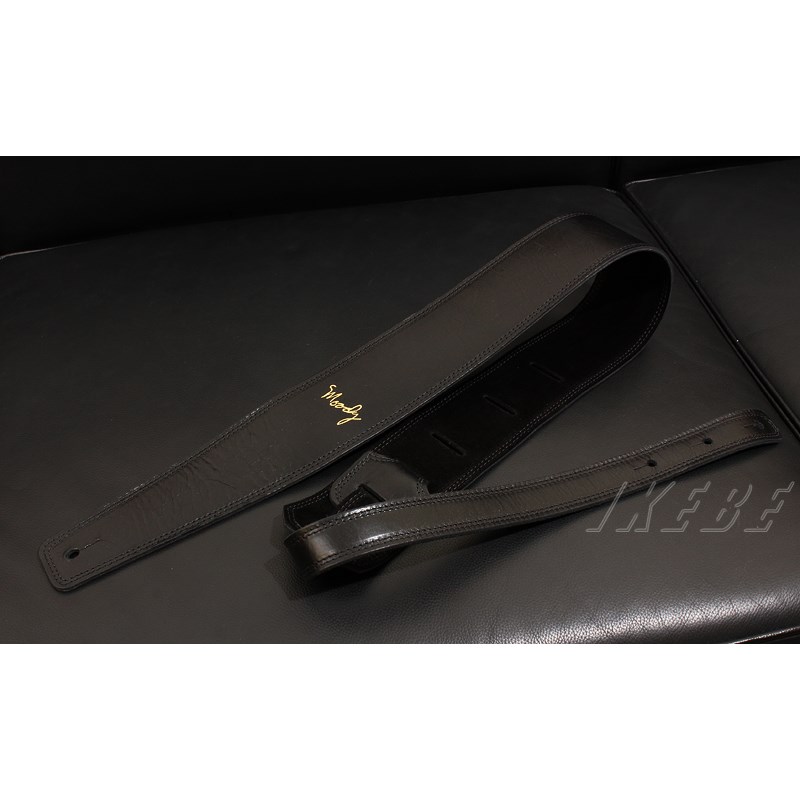 楽器種別：新品Moody/新品 商品一覧＞＞楽器アクセサリ【20，000円〜40，000円】 商品一覧＞＞ギターストラップ/Moody 商品一覧＞＞品揃え豊富な当店なら弦、パーツ、ケーブルなどのアクセサリーがまとめて揃います！Moody Handmade Leather Straps Leather & Suede Series 2.5inch Standard Tail 【 Black / Black 】商品説明高級感と使い易さを両立させたストラップとして大人気のムーディーストラップ!!ジョン・メイヤー、ジョーン・ジェット、ジョー・ボナマサ、ビリー・シーン、リッチー・コッツエン等が愛用するムーディーストラップ！！最高級の本皮を丁寧にダブルステッチで仕上げており、最初に肩に掛けたときからしっかりとした安心感があり、使用していくにつれ、段々と身体にフィットしてくる感覚は本皮ならではです！！そして使用年数で刻々と変わっていく風合いも本当にすばらしいですね！！今、プロアマを問わず大人気のストラップです！！本物をお探しの方に是非使って頂きたいストラップです！！ 仕様長さ/37inch〜49inch(約94cm〜約124cm) 幅/2.5inch (約6.3cm) ※正規代理店輸入品※天然素材を使用したハンドメイド品の為、入荷時期によって革の質感や色合い等の仕上がりが写真と異なる場合や、シワや擦り傷がレザーに見られる場合がございます。予めご了承下さい。イケベカテゴリ_楽器アクセサリ_ギターストラップ_Moody_新品 SW_Moody_新品 JAN:4580227914008 登録日:2021/02/20 ストラップ ギターストラップ ムーディ