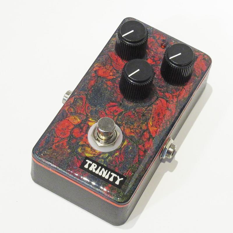 楽器種別：新品TRINITYEFFECTS/新品 商品一覧＞＞エフェクター【20，000円〜40，000円】 商品一覧＞＞ギター用エフェクター/歪み系/ディストーション/TRINITYEFFECTS 商品一覧＞＞安心してお買い物頂けるよう、コンパクトもマルチも丁寧梱包でお届けします！TRINITYEFFECTS FLUID DISTORTION商品説明FLUID DISTORTIONは、RATの回路を元にしながらも入念なアレンジとパーツ選定を何度も行い、幅広いジャンルに対応できるディストーションに仕上げました。コントロールは、DRIVE、TONE、LEVELの3つでありながら、スウィートな歪みからハードな歪み、そしてファズっぽい歪みまで非常に幅広い歪みを得られます。基本的にローミッドが豊かなので、ジューシーな歪みを与えるゲインブースターとしても活用できます。タッチニュアンスも非常に良く、ミュージカルに表現してくれます。電源は9〜18Vまで対応しており、18Vで使用するとダイナミックレンジの広い迫力のあるサウンドも堪能できます。1台でRAT以上のバリエーションをお楽しみ頂けて、いろんなギター、アンプとの順応性も抜群です。電源供給には、9V電池または9V〜18Vセンターマイナスのパワーサプライをお使い下さい。フットスイッチはトゥルーバイパスです。ペイントは、1台ずつフルイドアートにより描かれた世界に一つだけのアート作品の様なペイントで、足元に彩りを添えてくれます。※1台ずつ手作業でペイントしてある為、色味、模様の違い、塗装ムラがある場合がございます。予めご了承下さい。イケベカテゴリ_エフェクター_ギター用エフェクター_歪み系_ディストーション_TRINITYEFFECTS_新品 SW_TRINITYEFFECTS_新品 JAN:4589867904721 登録日:2026/07/23 TRINITY EFFECTS トリニティ エフェクツ ディストーション distortion