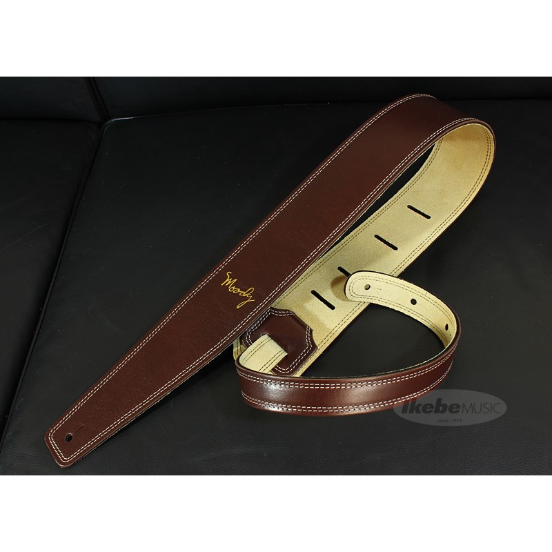 楽器種別：新品Moody/新品 商品一覧＞＞楽器アクセサリ【20，000円〜40，000円】 商品一覧＞＞ギターストラップ/Moody 商品一覧＞＞品揃え豊富な当店なら弦、パーツ、ケーブルなどのアクセサリーがまとめて揃います！Moody Handmade Leather Straps Leather & Suede Series 2.5inch Standard Tail 【 Dark Chocolate / Cream 】商品説明高級感と使い易さを両立させたストラップとして大人気のムーディーストラップ！幅広いスタイルにマッチする落ち着いたカラートーンで人気のダークチョコレート/クリームが入荷！ジョン・メイヤー、ジョーン・ジェット、ジョー・ボナマサ、ビリー・シーン、リッチー・コッツェン等が愛用するムーディーストラップ！！最高級の本皮を丁寧にダブルステッチで仕上げており、最初に肩に掛けたときからしっかりとした安心感があり、使用していくにつれ、段々と身体にフィットしてくる感覚は本皮ならではです！！そして使用年数で刻々と変わっていく風合いも本当にすばらしいですね！！今、プロアマを問わず大人気のストラップ！！本物をお探しの方に是非使って頂きたいストラップです！！ 仕様長さ/37inch〜49inch (約94cm〜約124cm) 幅/2.5inch (約6.3cm) Dark Chocolate=Brownです。表記が入荷の度に異なります。※正規代理店輸入品※天然素材を使用したハンドメイド品の為、入荷時期によって革の質感や色合い等の仕上がりが写真と異なる場合や、シワや擦り傷がレザーに見られる場合がございます。予めご了承下さい。イケベカテゴリ_楽器アクセサリ_ギターストラップ_Moody_新品 SW_Moody_新品 JAN:4580227914008 登録日:2021/02/20 ストラップ ギターストラップ ムーディ