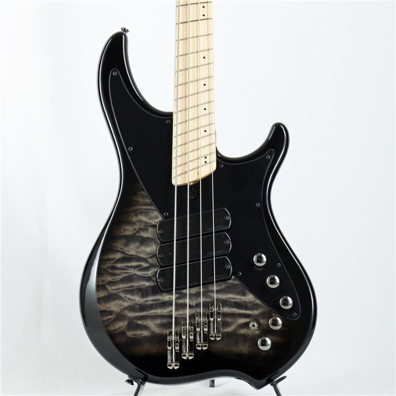 楽器種別：新品DINGWALL/Combustion 商品一覧＞＞DINGWALL/新品 商品一覧＞＞ベース【305，000円〜575，000円】 商品一覧＞＞エレキベース/小型ボディ・多フレット/DINGWALL 商品一覧＞＞当店のベースは、出荷前に専門スタッフが検品・調整しているので安心です！DINGWALL Combustion Nashville Edition CN3 4st Quilt MapleTop (2 Tone Black Burst/Maple)商品説明Dingwallのサウンドイメージを大きく変えるポテンシャルを誇る新モデル「Combustion Nashville Edition」が国内初入荷！数多くの有名アーティストのレコーディングやライブに参加しているファーストコールベーシストLee Sklarを唸らせ、その特徴的なFANNED-FRET SYSTEMやボディバランス、ピックアップ配置など世界中の「通」なベーシストたちから高い評価を得ている、Dingwall（ディングウォール）。Ready to Playシリーズと名付けられたCobustionやNG、JTなどのモデルは、カナダ/米国にて木材を調達、中国工場にて木材加工、組み込みを行った後、カナダの工房にて一旦全てバラして、再度セットアップを行う事でハイ・コストパフォーマンスながら上位機種と遜色のないクオリティを誇る人気モデルです。本機は2025年にSheldon Dingwall氏がナッシュビルを訪れた際に、4000曲を記憶し、年間120ステージをこなすようなスタジオミュージシャンや、トップエンジニアとの交流をきっかけに、彼らから受けたインスピレーションを基にCombustionモデルをベースとしたアップデートモデルとして誕生しました。本機はロータリーピックアップセレクターではなく、演奏中でもより直感的なコントロールが可能なようにバランサーポットを使用し、ミニスイッチで「ミドルのみ」「フロント＆リア」「フロント＆ミドル＆リア」の3タイプから出力を選びJタイプ、Pタイプ、MMタイプをシミュレーションしたようなトラディショナルなサウンドメイクが可能です。スワンプ・アッシュボディにメイプルネックというCombustionモデルと同様の木材構成に、John Taylorモデルをきっかけとして誕生した「Neve オンボードプリアンプ」を搭載しており、マスタートーン、とトレブル、ベースの2EQによるシンプルな操作性と、クリーンブースターかのような自然でクリアな可変はどの位置にノブを回してもアンサンブルの邪魔にならない非常に豊かなローエンドとキレのあるハイレンジを生み出し、スタジオミュージシャンにもライブミュージシャンにも相性良く使用いただけます。スケールは4弦で36.25インチからスタートし、1弦は通常のロングスケールと同様の34インチとなるFANNED-FRET SYSTEMを採用していますので、どの弦もバランスの良いテンションとしっかりとした音色を出力します。既に多くのブランドでも採用されているFANNED-FRET SYSTEM(Multi Scale)は、人間の腕の自然な動きに沿ってフレットが配置されておりますので「驚くほど弾きやすい」と店頭で試奏された方がどなたもおっしゃられるほど。36.25インチという超ロングスケールを全く感じさせないボディデザインも、その一助になっているためでしょう。ラウドやジェントなどのヘヴィなジャンルで多用されるDingwallですが、Lee Sklar氏を筆頭にポップスなどでも相性は抜群で、特に本機CNモデルはこれまでのサウンドイメージを変えるゲームチェンジャーとなることでしょう。国内入荷も少ない4弦モデルですのでお見逃しなく！商品詳細■Body: Quilt Maple Top / Swamp Ash Back■Neck: Maple 5Pc■Fingerboard: Maple■FANNED-FRET SYSTEM: E:36.25， A:35.5， D:34.75， G:34■Bridge: Individual saddle/bridges■Pickups: Dingwall FD-3n Humbacking Pickup x 3■Preamp: Neve■Controls: Vol (Pull/Pass)，Balancer，Master Tone，2Band EQ■Mini SW：Middle PU Only/Front&Rear/Front&Midlle&Rear■Weight≒4.15kgギグケース付属イケベカテゴリ_ベース_エレキベース_小型ボディ・多フレット_DINGWALL_Combustion_新品 SW_DINGWALL_新品 JAN:2500030699208 登録日:2025/05/13 エレキベース ディングウォール ディンウォール