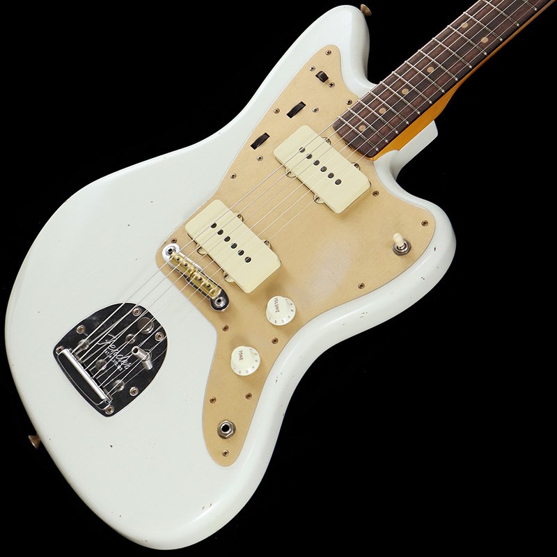 楽器種別：新品エレキギター/Fender Custom Shop 商品一覧＞＞エレキギター/Fender Custom Shop/Custom Built Others 商品一覧＞＞エレキギター【560，000円〜1，050，000円】 商品一覧＞＞当店のギターは、出荷前に専門スタッフが検品・調整しているので安心です！Fender Custom Shop 2022 Fall Event Limited Edition 1959 250k Jazzmaster Journeyman Relic 55 Desert Tan【SN.CZ568353】商品説明2022年秋限定モデルの再オーダー品！！久しぶりのカスタムショップJazzmasterは、RSDブリッジを採用したゴールドアノダイズドPGとデザート・タンカラーが格好良い一本！！こちらの一本は、ローズ指板採用年である1959年ジャズマスターをベースに製作された一本！！木材選定専門スタッフがFender Custom Shop製品用に厳選したアルダーボディを採用。ボディ同様に厳選されたネック材には、リフトソン(追柾目)・メイプルを使用。スラブ貼りの美しいローズ指板は9.5Rに仕上げられており、ボディ＆ネックフィニッシュはビンテージ同様にオールラッカー・フィニッシュ。長年、大切弾き込まれてきたようなレリック加工は、規則感の無いウェザーチェックと所々小さく塗装が剥がれた仕上がり。ネックグリップはC形状で太めの｢Large C｣を採用。ローポジションは程よい太さ、ハイポジションにかけて太くなっていくグリップです。フレットには、幅は狭く高さがあるナロートールサイズを使用。ビンテージと比較してワンサイズ大きいので、楽に弦を押さえる事が可能になっています。ハードウェアには、Fender Custom Shopオリジナルのブラス・サドルを装備したRSDブリッジ仕様。1〜3弦、4〜6弦を支える2wayブラスサドルにより、散らないダイレクトな鳴りを生み出しています。マシンヘッドにはビンテージ・クルーソンタイプを装備。ボルトオン構造によるクリアな生鳴りが特徴のフェンダーの中でも一線を超えるカスタムショップの生鳴りは、アンプから出力された際の空気感とサウンドの厚みが別次元。更には、レリック仕上げによって得られる響きが、1コード弾くだけでボディ＆ネックのバイブレーションを充分に体感できるほど。その圧倒的な生鳴りは、アンプで出力せずとも何時までも弾いていられるほど心地良く、また弾き応えのあるカスタムショップでしか味わえないクオリティ。その素晴らしい鳴りを再生するピックアップはハンドワウンド(手巻き)を採用。ハンドワウンド・ピックアップは、通常の機械巻に比べて倍音豊かでアコースティックな空気感がアンプから出力される印象。サイズの大きいシングルコイルなのですが、通常は1MEGポットによりドライで響きのある美しいサウンドですが、こちらのモデルは一般的なシングルコイルで採用される250kポットを使用する事で低域の太い響きが再生されています。更には、聴感上ミッドレンジも豊かに聞こえて「美味しい」ところが出ています。ネック＆ブリッジの単体サウンドはコシのあるサウンド。ミックス(ハーフ)・トーンでは、ふくよかで倍音豊かな艶のあるサウンド。このミックスサウンドはストラト/テレでは表現できない独特の音色です。音を聞けは誰でもコードストロークしたくなるような圧巻のサウンドです。コントロールは3wayトグルスイッチ、マスターボリューム、マスタートーンに加え、6弦側スライドスイッチをONにすることでプリセット・ネックピックアップ(専用ボリューム＆トーン付)へと切り替え可能。通常モードでは、トーンを絞った際のウーマントーンが素晴らしいリードサウンドに調整可能。プリセット側はポットの抵抗値が低い事から、トーンを絞ったようなウォームなサウンドが特徴。滅多に入荷しないカスタムショップ・ジャスマスターは、驚くほどの生鳴りと抜けの良いサウンドの一本をお見逃しなく！！☆Fender Custom Shopとはフェンダー社が仕入れた木材の中から厳選されたマテリアルを用い、昔ながらのハンドクラフトと高い製作技術でフェンダー・ブランドにおける最上級のギターを製作するために1987年に設立されたセクション。長い歴史を誇るフェンダー社の伝統と技術を受け継いでいるセクションであり、マスタービルダーシリーズのような世界に1本しか存在しないモデルを始めとし、限られたスタッフにより組み上げられたカスタムショップならではのラインナップはまさに最上級であり最高級。製作に使用される道具の数々は、1950〜1960年代当時に使用されていたジグ等を使用。フェンダーギターのノウハウを熟知したスタッフ達の拘りによって生み出される楽器は、弾き手を満足させる極上のクオリティとサウンドを誇り、生涯付きあうことのできる頼もしい相棒となることでしょう。■専用ハードケース、認定書他付属商品詳細■SPECBody : Select 2PC AlderNeck : Rift sawn Maple， Large C-ShapeFingerboard : 9.5RadiusFrets : 21F ，Narrow/Tall #6105 FretsTuners : VintagePU : Hand Wound Jazzmaster Flat Single-CoilPickguard : Anodized GoldSW : 3-WayControls : Lead Circuit Controls (Slide Switch Down): Master Volume、Master Tone; Rhythm Circuit Controls (Slide Switch Up): Two Thumbwheel Controls for Neck Pickup Volume and ToneBridge : 9.5R RSD-Saddle with Floating Tremolo TailpieceFinish : Nitrocellulose Lacquerイケベカテゴリ_ギター_エレキギター_Fender Custom Shop_Custom Built Others_新品 JAN:0717669796310 登録日:2023/05/07 エレキギター フェンダー ふぇんだー フェンダーカスタムショップ