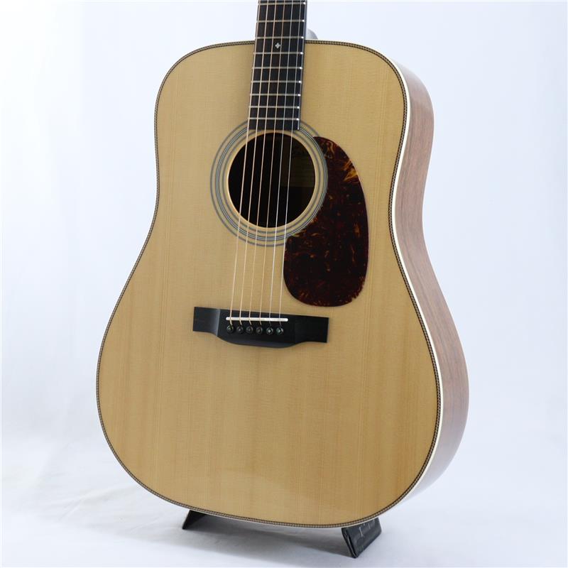 楽器種別：新品EASTMAN/新品 商品一覧＞＞アコースティック・エレアコギター【180，000円〜345，000円】 商品一覧＞＞アコースティックギター/EASTMAN 商品一覧＞＞アコギ買うなら、当店で！出荷前の検品・調整はもちろん、丁寧梱包でお届けします！EASTMAN E20D-MR-TC イーストマン商品説明リーズナブルな価格ながらも、高いクオリティを誇るモデルを生み出し続けている「EASTMAN〜イーストマン〜」。長年ヴァイオリン、チェロ、コントラバスを作り続け培った技術がギター製作にも活かされています。さらに、近年は伝説のアコースティックブランド「ボジョア ギターズ」を買収し、そのエッセンスを存分に吸収しながら、より一層加工精度を高めております。こちらE20D-MR-TCはD-28スタイル。希少材を贅沢に使用したイーストマンブランドのハイエンドスペックとなります。トップには熱処理加工が施されたアディロンダックスプルース、サイドバックには大変希少なマダガスカルローズウッドを採用。王道の戦前ヘリンボーンスタイルD-28をイーストマンブランドで表現したコストパフォーマンスに優れた1本です。アディロン×マダガスカルらしい、パワフルなミッドレンジと芳醇な倍音感が気持ちの良い質感。プリウォースタイルらしい豪快なD-28サウンドが魅力的です。イーストマン独自の技術「Thermo-Cure」という熱処理加工が施された材料をトップ板に使用することによって、新品の状態でも反応が良く、まるで長年弾き込まれたギターかのようなふくよかなサウンドを奏でます。ボジョアのエッセンスを吸収したサウンドは、タイトで引き締まったな低域、抜群のレスポンスで音が前に飛んでいく濃密な中域、弾き手のピッキングに対してしっかりと応えてくれるトラディショナルかつ現代的、そして音楽的な素晴らしい仕上がりとなっております。ボジョアと提携したことにより、格段にレベルが上がったイーストマン！！一音鳴らした瞬間に「良い...」と実感できる素晴らしいクオリティに仕上がっております。「ハイコストパフォーマンス」なギターではあるのですが、プライス関係なく「純粋に良いギターである」と感じさせる実力があります。是非一度お試しください！！商品詳細-Spec-Top : Solid Thermo Cure Adirondack SpruceBack&Side : Solid Madagascar RosewoodBracing : Hand-Carved Scalloped XNeck : MahoganyNeck Profile : Traditional Even CFingerboard : EbonyFingerboard Radius : 12inchBridge : EbonyTruss Rod : Dual ActingTuners : Gotoh SXB510-06M-NScale : 645mmNutWidth : 44.5mmCase : Hard Caseイケベカテゴリ_アコースティック・エレアコギター_アコースティックギター_EASTMAN_新品 SW_EASTMAN_新品 JAN:4582632720465 登録日:2025/11/10 アコースティックギター アコギ イーストマン