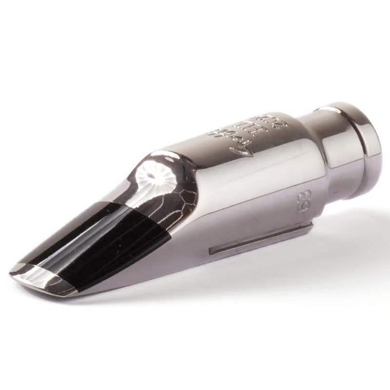 楽器種別：新品Gottsu/新品 商品一覧＞＞管楽器・吹奏楽器【35，000円〜75，000円】 商品一覧＞＞サックス用アクセサリ/マウスピース/ソプラノサックス用/Gottsu 商品一覧＞＞サックス買うなら、当店で！専門のスタッフが丁寧に検品・調整しているので安心です！Gottsu 【オープニング：51】ゴッツ ソプラノサックス用マウスピース Metal HL 2024商品説明Metal HL2024は、フュージョンという音楽ジャンルにおいて、特に高い評価を得ているマウスピースです。『錫合金素材の採用』エボナイトのような響き: エボナイトは伝統的なマウスピース素材で、温かみのある豊かな響きが特徴です。Metal HL2024は、錫合金という素材を採用することで、エボナイトのような自然な響きを再現しつつ、金属ならではの輝きや立ち上がりの良さも併せ持っています。倍音の豊かさ: 錫合金は、倍音を豊かに響かせる特性を持っています。そのため、Metal HL2024は、単音だけでなく、コードやフレーズを演奏した際にも、豊かなハーモニーを生み出すことができます。『ハイバッフルデザイン』エッジの立ったサウンド: ハイバッフルデザインは、マウスピースのチャンバー（空洞部分）を深くし、バッフル（内壁）を高くすることで、音に芯と輪郭を与えます。Metal HL2024は、このハイバッフルデザインをさらに進化させ、エッジの立ったパワフルなサウンドを実現しています。切れのある演奏: エッジの立ったサウンドは、特にスピーディーなソロやアドリブ演奏において、クリアで切れのある表現を可能にします。『Gottsu特許のスライド式リガチャー』ダイレクトな響き: スライド式リガチャーは、リードの振動を直接マウスピースに伝達することで、よりダイレクトな響きを生み出します。これにより、プレイヤーの意図を忠実に表現することが可能になります。『音色の特徴』太く明るいサウンド: Metal HL2024は、太くパワフルなサウンドでありながら、同時に明るくクリアな音色も持ち合わせています。そのため、様々な音楽ジャンルに対応できる汎用性の高いマウスピースと言えます。高音域の伸び: 高音域でも音が痩せることなく、クリアで伸びやかなサウンドを奏でることができます。『演奏スタイル』フュージョン: フュージョン特有の力強いサウンドと、複雑なコードワークに対応できるため、フュージョンプレイヤーに特に人気があります。ジャズのアドリブソロや、ビッグバンドでの演奏にも適しています。ポップス: クリアで明るい音色のため、ポップスやロックなど、様々なジャンルの演奏にも活用できます。『Metal HL2024を選ぶ際のポイント』ハイバッフルマウスピースの経験: ハイバッフルマウスピースは、一般的なマウスピースに比べて、吹き応えが強く、コントロールにコツが必要です。ハイバッフルマウスピースの経験が無いプレイヤーの方でも、Metal HL2024の性能を最大限に引き出すことができるでしょう。Metal HL2024は、太く明るいサウンドでありながら、錫の柔らかく倍音豊かな音色を兼ね備えた、高い演奏性と表現力を持つ、魅力的なマウスピースです。ご自身の演奏スタイルや楽器との相性などを考慮しながら、ぜひ一度試奏してみてはいかがでしょうか。-----テーブルが曲がっている。レールが左右非対称。つくりが荒い。通常では考えられないのですが、 アーティストをはじめ、多くの人々の心を掴んでやまない伝説のマウスピースがあります。じゃじゃ馬みたいで初心者では少し手に負えないマウスピースですが、 その暴れ具合をコントロール出来るととてもすばらしい音色のとりこになります。 このマウスピースの本当の本質は、エッジが立つブライトなマウスピースの印象が強いと思いますが、実はダークな部分も兼ね備えており、とても魅力的なマウスピースなのです。そんなマウスピースを目指したのがMetal HL 2024。?後藤将彦?商品詳細■ソプラノオープニングラインナップ「51」(1.30mm)…メイヤーラバー5、セルマーE弱相当「55」(1.40mm)…オットーリンクラバー5*相当「59」(1.50mm)…セルマー スーパーセッションFとGの間、メイヤー8、オットーリンクメタル7*相当「63」(1.60mm)…メイヤー10、オットーリンクラバー6*、デュコフD6弱相当「67」(1.70mm)…クラウドレイキー5*強、オットーリンクラバー7強相当■素材：本体/錫合金、バイトプレート/エボナイト■付属品：プラスチックケース、巾着、スライドリガチャー、キャップ※ハンドメイドのため細かな擦り傷等が見られる場合がございます。　また、付属品の仕様等が予告なる変更となる場合がございます。予めご了承くださいませ。※在庫状況により納期を頂戴する場合がございます。お急ぎの場合は事前に納期をご確認下さい。イケベカテゴリ_管楽器・吹奏楽器_サックス用アクセサリ_マウスピース_ソプラノサックス用_Gottsu_新品 SW_Gottsu_新品 登録日:2026/05/30 マウスピース ゴッツ