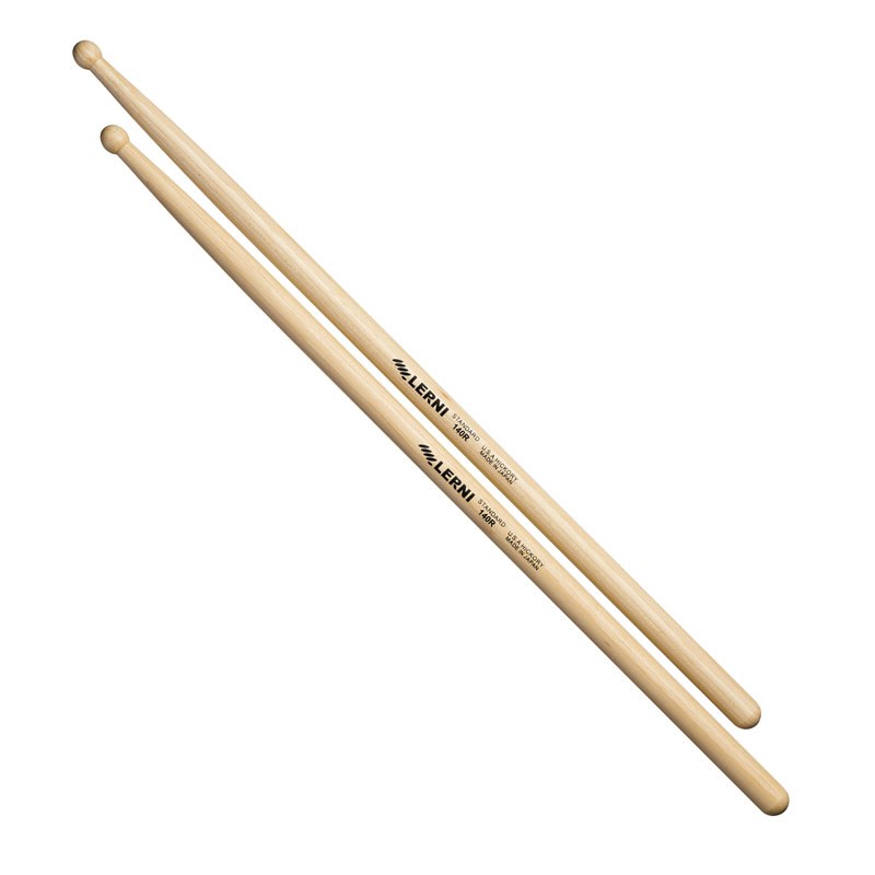 楽器種別：新品LERNI/新品 商品一覧＞＞ドラム【〜5，000円】 商品一覧＞＞スティック/LERNI 商品一覧＞＞安心してお買い物頂けるよう、スネアもシンバルも丁寧梱包でお届けします！LERNI H-140RW [HICKORY STANDARD SERIES]商品説明＜LERNI DRUM STICK（レルニ・ドラム・スティック）＞厳選された良質な木材を使い、加工から仕上げまでの全工程を日本国内の工場で制作しているスティックです。熟練した職人の技術によって1本1本精巧に加工され、最終工程まで厳しい目によって選ばれたものが製品として出荷されます。それぞれのモデルは設計段階において、さまざまなプロドラマーの意見を反映させて作られていて、バランスだけではなくサウンド面でも高いクオリティーを追及しています。＜HICKORY STANDARD SERIES（ヒッコリー・スタンダードシリーズ＞良質な北米産ヒッコリー材を使用し、薄めのラッカー仕上げをしたシリーズです。すべり止め効果のある特殊なワックスを最終仕上げで塗布してあります。＜H-140RW＞140Bのボールチップバージョンで、ボールチップと優れたスティックバランスによって安定したアタック音が得られます。＜スペック＞品番：H-140RWサイズ：14mm×412mm材質：U.S.A HICKORYチップ：WOOD TIPフィニッシュ：STANDARD FINISHイケベカテゴリ_ドラム_スティック_LERNI_新品 SW_LERNI_新品 JAN:4949748099043 登録日:2015/12/05 スティック ドラムスティック レルニ