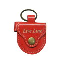 楽器種別：新品ピック/Live Line 商品一覧＞＞ピック【〜5，000円】 商品一覧＞＞品揃え豊富な当店なら弦、パーツ、ケーブルなどのアクセサリーがまとめて揃います！Live Line LPC1200RD [ピックケース]商品説明カラフルがいいね！オシャレなピックケース！ライブラインのレザーピックケースに、新色も加わりモデルチェンジ！バッグにも使われているソフトな牛革を採用し、より使いやすくなりました。50〜60mm幅ストラップに装着可能なピックケースとしてはもちろん、コインケースや小物入れとしても使える優れモノ。Oリング装備でキーホルダーにもなり、使い方はあなた次第です。さり気なく施されたステッチもポイントです！・サイズ：たて55mm×よこ50mm(ホルダー部除く)◆カラー：RD (レッド)イケベカテゴリ_弦・アクセサリー・パーツ類_ピック_Live Line_新品 JAN:4533875031245 登録日:2019/01/26 ピック ギターピック ライブライン