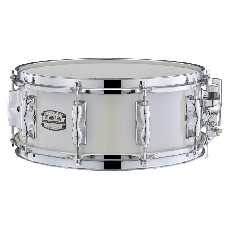楽器種別：新品YAMAHA/新品 商品一覧＞＞ドラム【40，000円〜85，000円】 商品一覧＞＞スネアドラム/YAMAHA 商品一覧＞＞安心してお買い物頂けるよう、スネアもシンバルも丁寧梱包でお届けします！YAMAHA 【6月26日発売】RBS1455 PWH [Recording Custom Birch 14''×5.5'' - ポーラーホワイト]商品説明【伝統を受け継ぎながら、現在のドラマーのニーズに応えた、今だからの、レコーディング・カスタム・バーチ・シェル・スネアドラム！】レコーディングカスタム特有の仕様、サウンドキャラクターを忠実に再現。既存のレコーディングカスタムメタルシェルスネアドラムとの相乗効果により、現代のレコーディング環境に最適なモデルへと進化したレコーディングカスタムシリーズの可能性を最大限に広げるモデル！■主な特長・オーソドックスなサイズでバランスのよい14x5.5リニューアルをしたレコーディングカスタムドラムセットの仕様、キャラクターを再現。バーチ6プライの薄いシェル厚に鋭角なベアリングエッジを採用し、芯のある太い中低音域とパワフルな音量を実現。こちらの14x5.5には、そのパーツ自体の質量のあるワンピースラグを搭載し、タイトなサウンドに切れ味のよいサスティンが加わり、現代のレコーディング環境に最適なモデルへと進化したレコーディングカスタムの可能性を更に広げます。■仕様特長＜シェル素材 / プライ / ベアリングエッジ＞北米産バーチを100%使用、6プライ6mmのシェル厚に、ベアリングエッジは30゜/R1.5を採用。シェル内面はダークブラウン塗装を施しました。＜ワンピースラグ / ハイテンションラグ＞バーチシェル特有の豊かな中低音域、芯のあるまとまったサウンドと切れ味の良いサスティンを実現する為、14x5.5にはワンピースラグを搭載しました。＜ストレイナー＜Qタイプ＞ / トリプルフランジフープ＞ヤマハドラムススネアドラムに採用されているQタイプストレイナーを搭載。オンオフ時の高い安定性を実現、スナッピーの交換や演奏中の調整も容易に行えます。また、フープにはトリプルフランジフープを装着することでオープンなサウンドと幅広いチューニングレンジを実現しました。＜スペック＞品番：RBS1455 PWHフィニッシュ：PWH / ポーラーホワイトサイズ：口径14 x 深さ5.5シェル素材：バーチ 6Ply(6.0mm)テンション：10スネアワイヤー：ハイカーボンスティール 25本スネアベッド：2.7mmエッジ角：30°/R1.5ラグ・ブラケット：ワンピースラグフープ：1.6mmトリプルフランジフープヘッド・トップ：ヤマハ・レモ・コーテッドアンバサダーヘッド・ボトム：ヤマハ・レモ・スネアアンバサダーストレイナー（リリース）：Qタイプストレイナー（バッド）：DC3タイプ付属品：ソフトケース、チューニングキー※画像はイメージです。イケベカテゴリ_ドラム_スネアドラム_YAMAHA_新品 SW_YAMAHA_新品 JAN:4957812725828 登録日:2026/06/24 スネア スネアドラム ヤマハ やまは