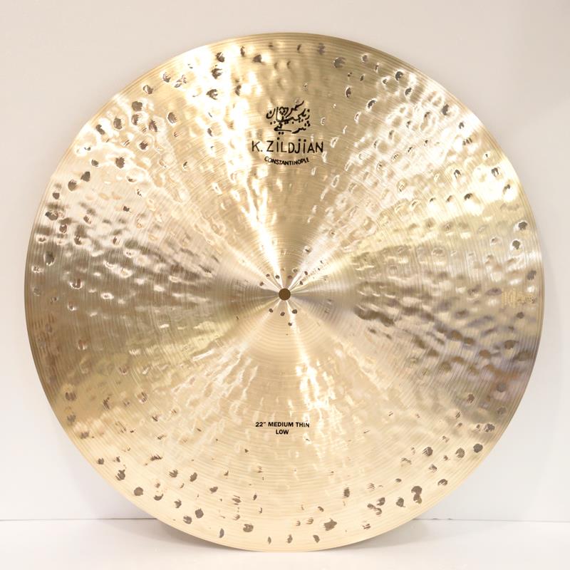 楽器種別：新品Zildjian/K Constantinople 商品一覧＞＞Zildjian/新品 商品一覧＞＞ドラム【70，000円〜135，000円】 商品一覧＞＞シンバル/ライド/Zildjian 商品一覧＞＞安心してお買い物頂けるよう、スネアもシンバルも丁寧梱包でお届けします！Zildjian K Constantinople Medium Thin Ride Low 22'' [NKZL22CONMTL][2451g]商品説明＜K Constantinople＞蘇るクラシックKサウンド、その比類なき表現力。ワイルドグループ・レイジング、ランダム＆エキストラ・ハンマリングが生む深い響きはジルジャン・シークレット・アロイの芸術性の高さの証明。＜Medium Thin Ride Low＞ミディアムシンウエイトでクラッシュ時の適度なたわみと音の広がりを持つ。スティック音はクリアー、ローピッチ。サイズ：22''ウェイト：約2451g※店頭にて試打を解禁しております為、指紋汚れや打痕などが発生する場合がございます。予めご了承ください。イケベカテゴリ_ドラム_シンバル_ライド_Zildjian_K Constantinople_新品 SW_Zildjian_新品 JAN:0642388188903 登録日:2026/02/28 シンバル ジルジャン Kコンスタンチノープル