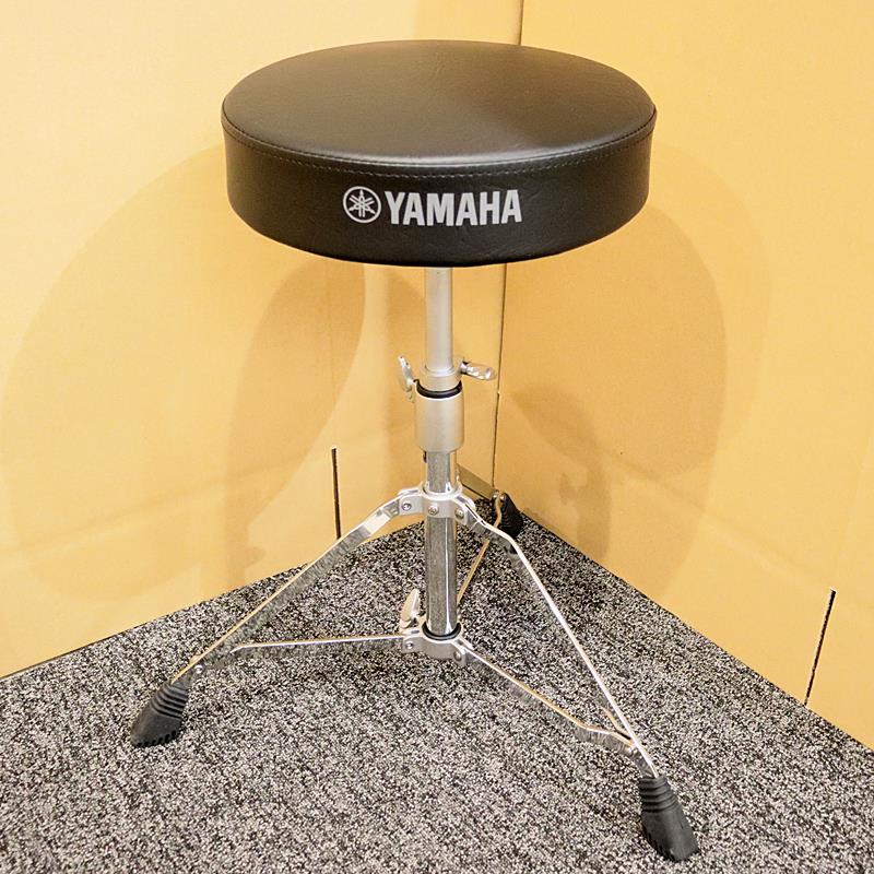 楽器種別：アウトレットYAMAHA/アウトレット 商品一覧＞＞ドラム【5，000円〜15，000円】 商品一覧＞＞ドラム椅子/YAMAHA 商品一覧＞＞安心してお買い物頂けるよう、スネアもシンバルも丁寧梱包でお届けします！YAMAHA DS750 [Drum Stool]【箱無し特価品】商品説明※店頭にて展示しております為、キズや汚れ等の使用感が発生する場合がございます。予めご了承ください。適度な硬さのラウンドシートを採用した、スタンダードなドラムスツールです。＜スペック＞座面サイズ：ラウンドシート（直径300mm）座面の高さ：480〜710mmレッグ形状：3脚（一重構造）高さ調整：クランプロッド方式（メモリークランプ付き）イケベカテゴリ_ドラム_ドラム椅子_YAMAHA_アウトレット SW_YAMAHA_アウトレット JAN:4960693170632 登録日:2026/02/28 ヤマハ