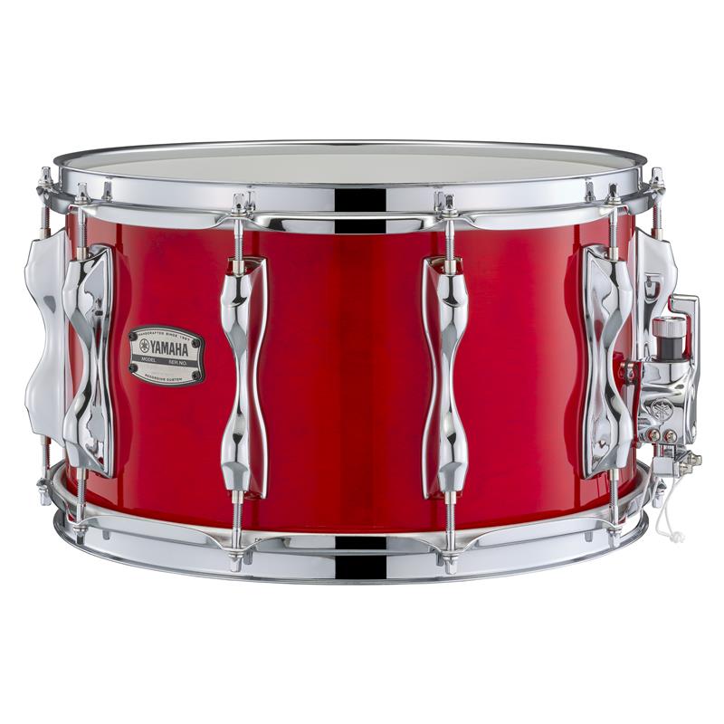 楽器種別：新品YAMAHA/新品 商品一覧＞＞ドラム【45，000円〜90，000円】 商品一覧＞＞スネアドラム/YAMAHA 商品一覧＞＞安心してお買い物頂けるよう、スネアもシンバルも丁寧梱包でお届けします！YAMAHA 【6月26日発売】RBS1480 RAU [Recording Custom Birch 14''×8'' - レッドオータム]商品説明【伝統を受け継ぎながら、現在のドラマーのニーズに応えた、今だからの、レコーディング・カスタム・バーチ・シェル・スネアドラム！】レコーディングカスタム特有の仕様、サウンドキャラクターを忠実に再現。既存のレコーディングカスタムメタルシェルスネアドラムとの相乗効果により、現代のレコーディング環境に最適なモデルへと進化したレコーディングカスタムシリーズの可能性を最大限に広げるモデル！■主な特長独自のサウンドを追求した深胴14x8リニューアルをしたレコーディングカスタムドラムセットの仕様、キャラクターを再現。バーチ6プライの薄いシェル厚に鋭角なベアリングエッジを採用し、芯のある太い中低音域とパワフルな音量を実現。14x8には、そのパーツ自体の質量のあるハイテンションラグを搭載し、タイトなサウンドに切れ味のよいサスティンが加わり、現代のレコーディング環境に最適なモデルへと進化したレコーディングカスタムの可能性を更に広げます。■仕様特長＜シェル素材 / プライ / ベアリングエッジ＞北米産バーチを100%使用、6プライ6mmのシェル厚に、ベアリングエッジは30゜/R1.5を採用。シェル内面はダークブラウン塗装を施しました。＜ワンピースラグ / ハイテンションラグ＞バーチシェル特有の豊かな中低音域、芯のあるまとまったサウンドと切れ味の良いサスティンを実現する為、14 x 8にはハイテンションラグを搭載しました。＜ストレイナー＜Qタイプ＞ / トリプルフランジフープ＞ヤマハドラムススネアドラムに採用されているQタイプストレイナーを搭載。オンオフ時の高い安定性を実現、スナッピーの交換や演奏中の調整も容易に行えます。また、フープにはトリプルフランジフープを装着することでオープンなサウンドと幅広いチューニングレンジを実現しました。＜スペック＞品番：RBS1480 RAUフィニッシュ：RAU / レッドオータムサイズ：口径14 x 深さ8シェル素材：バーチ 6Ply(6.0mm)テンション：10スネアワイヤー：ハイカーボンスティール 25本スネアベッド：2.7mmエッジ角：30°/R1.5ラグ・ブラケット：ハイテンションラグフープ：1.6mmトリプルフランジフープヘッド・トップ：ヤマハ・レモ・コーテッドアンバサダーヘッド・ボトム：ヤマハ・レモ・スネアアンバサダーストレイナー（リリース）：Qタイプストレイナー（バッド）：DC3タイプ付属品：ソフトケース、チューニングキー※画像はイメージです。イケベカテゴリ_ドラム_スネアドラム_YAMAHA_新品 SW_YAMAHA_新品 JAN:4957812725613 登録日:2026/06/24 スネア スネアドラム ヤマハ やまは