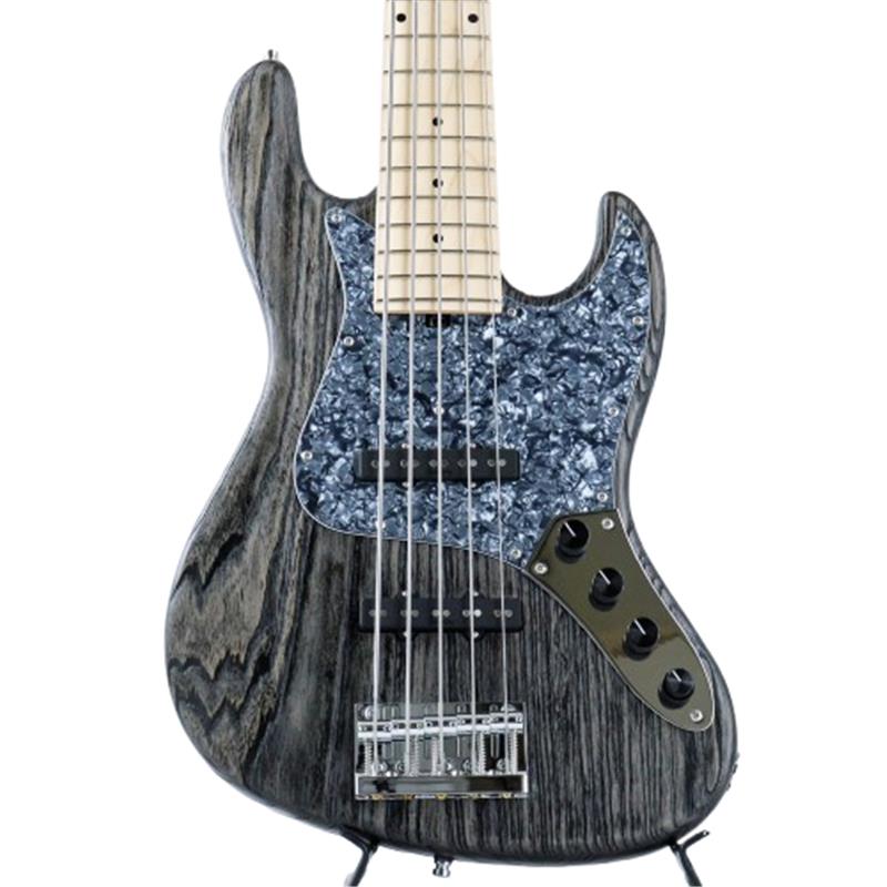 楽器種別：新品Sadowsky Guitars/MetroLine (Made In Germany) 商品一覧＞＞Sadowsky Guitars/新品 商品一覧＞＞ベース【380，000円〜710，000円】 商品一覧＞＞エレキベース/多弦ベース/Sadowsky Guitars 商品一覧＞＞当店のベースは、出荷前に専門スタッフが検品・調整しているので安心です！Sadowsky Guitars MetroLine 21-Fret Vintage J/J Bass 5st (SNB) [Ikebe 50th Anniversary Special Edition] #006085商品説明【イケベ楽器店創業50周年モデル】イケベスタッフがドイツ工場にて木材をセレクト＆オーダーした「サンドブラストフィニッシュ」採用のスペシャルエディション！こちらは5弦仕様です！Sadowsky × Warwick（製造/流通工場）× イケベの長年の信頼関係を元に、50周年特別企画として実現したスペシャルエディションモデルです。ドイツ製に移行以来、世界初のショップオーダーによるメトロライン（レギュラーシリーズ）モデルとなります。内部に空洞を持つ軽量なチェンバードボディ、ハムキャンセリング構造のJJピックアップ、トレブル/ベースブーストEQ＆バイパスを備えたアクティブサーキット、パッシブトーンコントロール、超軽量のチューナー（ペグ）、レスポンスの良さを生むブリッジ等のオリジナルパーツを搭載。ワイドレンジかつフラットで、プライヤーのタッチをレスポンス良く再現してくれる「鳴りの良いサウンド」と高いプレイヤビリティは、ステージ/REC等、現場直結の世界クラスのプロスペックサウンドを誇ります。既に高い評価を得ているドイツ製レギュラーシリーズであるメトロラインに、通常はスペック外のフィニッシュ「サンドブラスト」を施したスペシャル仕様です。微細な粒子を木材に吹き付けることにより表面を削り導管を立体的に加工し、更にその強調された導管を活かしたツートーンのカラーにてフィニッシュ。これはWarwickで極一部のモデルに採用されていたカスタムスペックで、世界的に注目されているWarwickイケベオーダーモデルでも数本しか製作されなかったレア仕様となります。通常モデルにはない個性的なルックスに仕上げつつも、従来のクオリティはそのまま（むしろ限定生産の為か、気合の入った作りが感じとれます）で、Sadowskyならではのサウンドをお楽しみ頂けます。もちろん重量、木目、質感など、ドイツ現地工場にて膨大な木材ストックの中からイケベスタッフが1枚1枚丁寧にセレクトいたしました。かねてからのSadowsky/Warwickとの強い信頼関係と、イケベ50周年という特別な機会により実現したモデル、是非ご体感ください。商品詳細Machineheads Sadowsky LightNut Sadowsky Just-A-Nut IIINeck Wood MapleFretboard MapleFingerboard Radius 12Scale length 34 (long scale)Width Nut 47.5 mm / 1.87Frets 21 Nickel Silver (w: 2.3 mm / h: 1.2 mm)Body Shape Sleek Undersized JBody Wood Swamp AshPickups Passive Sadowsky J-Style Hum Cancelling (60's Bridge Position)Electronics Active Sadowsky 2-Way Electronics + Vintage Tone ControlPot layout Volume / Balance / Vintage Tone Control (P/P) / Treble and Bass (stacked)Bridge system Sadowsky Bridge w/ Quick ReleaseStrap system S-Style Security LocksConstruction Bolt-OnHardware ChromeStrings Sadowsky Stainless Steel 045-135Sandblasted Nirvana Black/Silver Grain Trans. SatinWeight≒3.72kgギグケース付属イケベカテゴリ_ベース_エレキベース_多弦ベース_Sadowsky Guitars_MetroLine (Made In Germany)_新品 SW_Sadowsky Guitars_新品 JAN:4061688152630 登録日:2026/07/09 エレキベース サドウスキー メトロライン