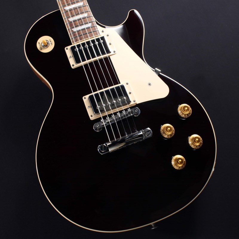 楽器種別：新品Gibson/Les Paul Models 商品一覧＞＞Gibson/新品 商品一覧＞＞エレキギター【220，000円〜420，000円】 商品一覧＞＞レスポールタイプ/Gibson 商品一覧＞＞当店のギターは、出荷前に専門スタッフが検品・調整しているので安心です！Gibson Les Paul Standard '50s Figured Top (Translucent Oxblood)#217130055商品説明Gibson Les Paul Standard '50s Custom Color SeriesCustom Color Seriesは、1960年代のギブソンのクラシカルなカスタムカラーと、近年のリミテッドランに採用された人気カラーからインスピレーションを得て誕生したモデルであり、ギブソンファンの皆様に、エキサイティングなカラーのレスポール・スタンダードをお届けします。ギブソンの定番モデル「レスポール・スタンダード」が入荷！コチラは、AAメイプルトップ、マホガニーバックを採用したクラシックな50'sルックスモデルです。ウエイトリリーフを施さないソリッドボディを採用、ネックシェイプは程よいグリップ感のある50s Vintageを採用しています。キャビティはトラディショナルモデルと同様に、基盤を使わず配線されており、コンデンサーはオレンジドロップが使われております。サウンドの要であるピックアップには、バーストバッカー1&バーストバッカー2を搭載。野太いクリーントーンはもちろん、歪ませても無骨でありながらもバランスの良いドライブサウンドを奏でてくれます。ギブソン王道のロックサウンドを求めるギタリストには是非ともオススメの1本です。是非この機会をお見逃しなく！#217130055約4.32kg商品詳細BodyMaterial: MahoganyTop: AA Figured MapleWeight Relief: NoneNeckNeck: MahoganyProfile: 50s VintageNut width: 1.695 / 43.05mmFingerboard: Indian RosewoodScale length :24.75 / 628.65mmNumber of frets: 22Nut: Graph TechInlay: Acrylic TrapezoidsHardwareBridge: ABR-1 Tune-O-MaticTailpiece: Aluminum Stop BarTuners: Vintage Deluxe with Keystone ButtonsPlating: NickelElectronicsNeck Pickup: Burstbucker 1Bridge Pickup: Burstbucker 2Controls: 2 Volumes， 2 Tones & Toggle Switch (Hand-wired with Orange Drop Capacitors)ハードケース付属イケベカテゴリ_エレキギター_レスポールタイプ_Gibson_Les Paul Models_新品 SW_Gibson_新品 JAN:4570155995934 登録日:2024/02/06 エレキギター ギブソン レスポール