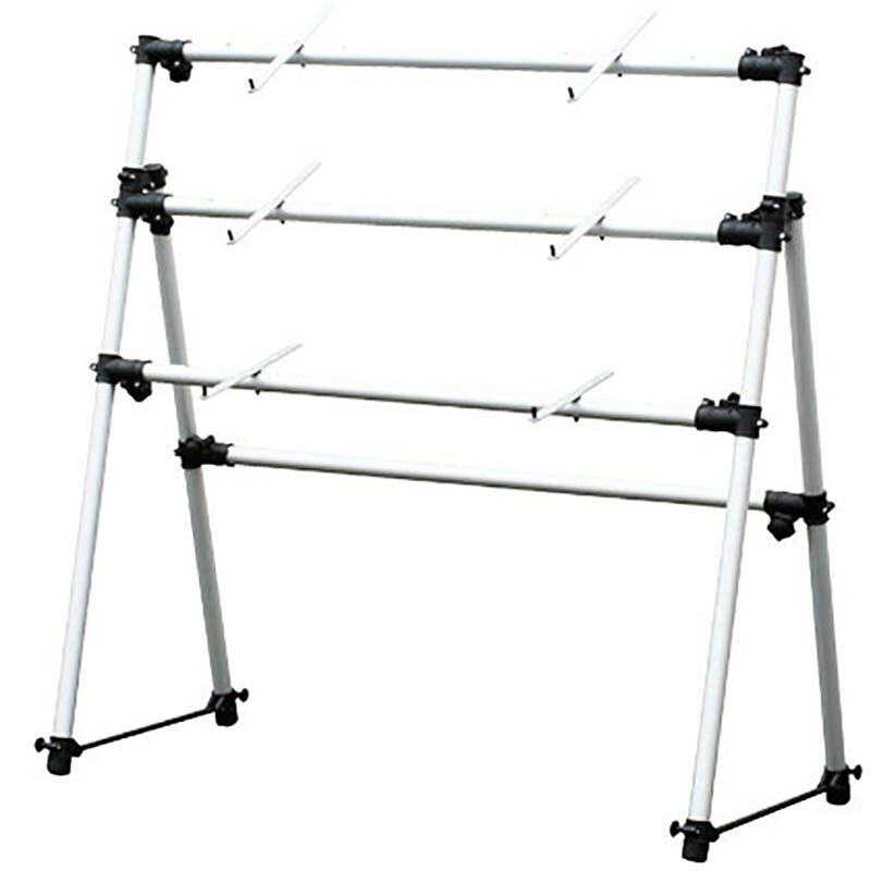 楽器種別：新品Kikutani/新品 商品一覧＞＞シンセサイザー・電子楽器【20，000円〜50，000円】 商品一覧＞＞シンセ・キーボードアクセサリ/キーボードスタンド/Kikutani 商品一覧＞＞鍵盤楽器買うなら、当店で！専門スタッフが迅速丁寧に対応します！Kikutani KS-3S商品説明■特徴・鍵盤部がネジ止め式になり、より安定してご利用頂けます。・鍵盤部のバーは幅990mm、680mm、470mmの三段階調整に変更。・鍵盤部を回転させることでよりコンパクトに折りたためる様になりました。■スペック梱包サイズ:150x87x17cm 梱包重量:7.1kgイケベカテゴリ_シンセサイザー・電子楽器_シンセ・キーボードアクセサリ_キーボードスタンド_Kikutani_新品 SW_Kikutani_新品 JAN:4515515827074 登録日:2016/06/10 キーボードアクセサリ